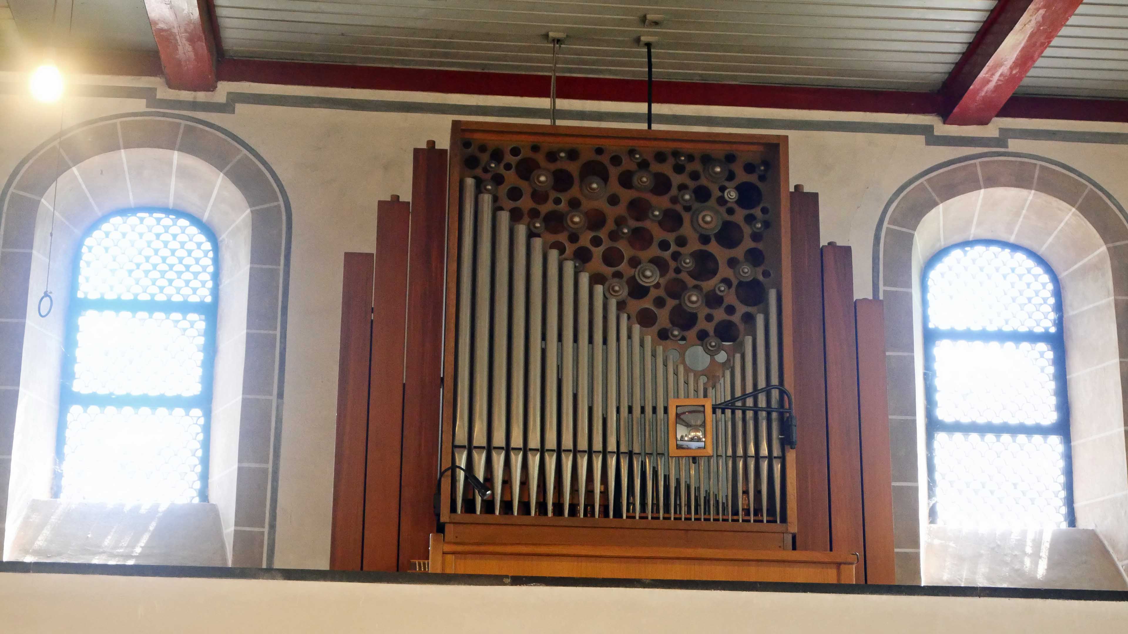 Morsbach-Ellingen: Stilvolle, kleine Bruchsteinkirche, Die Orgel ist nicht im Kaufpreis enthalten