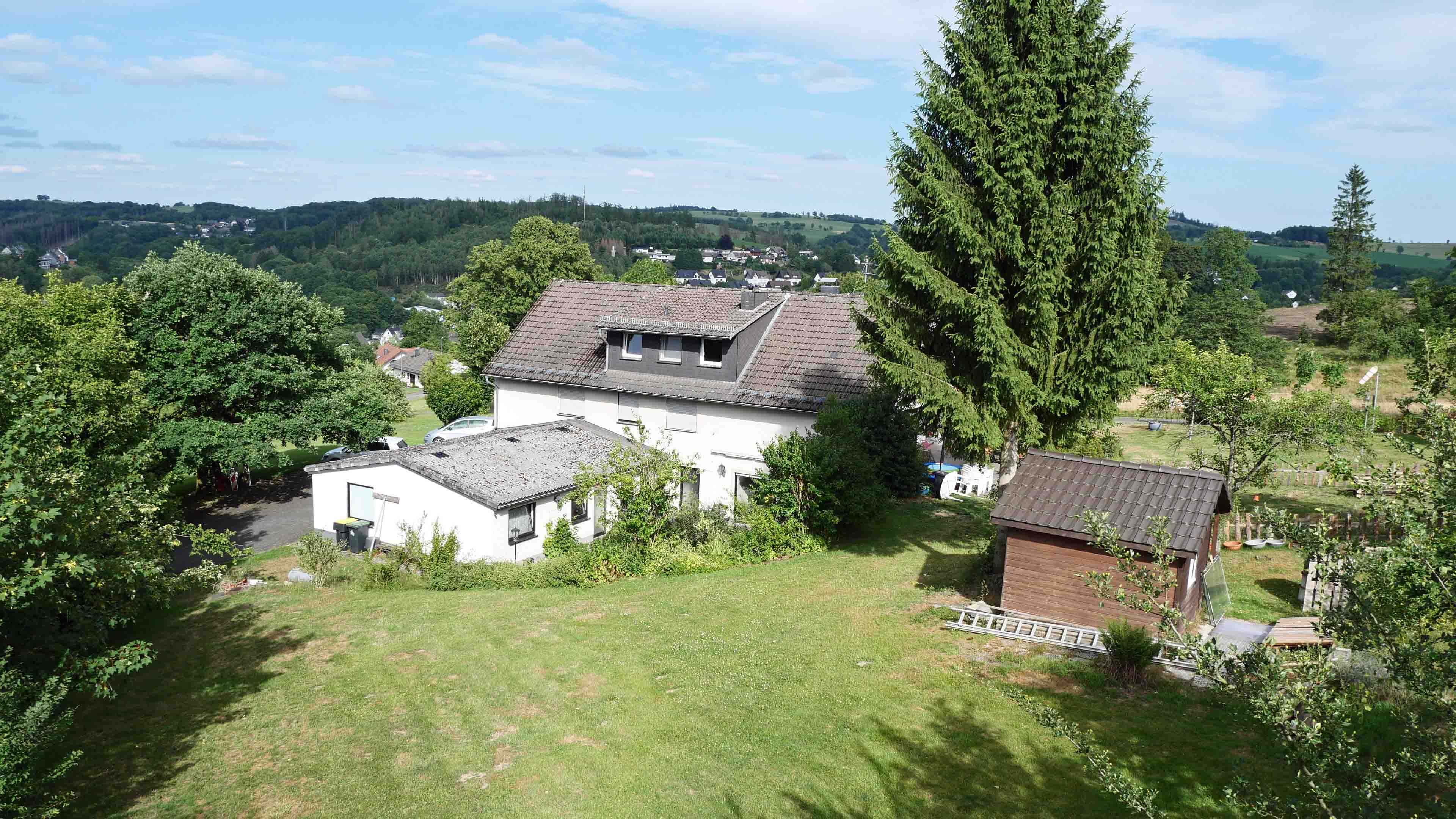 Reichshof-Wildbergerhütte: Wohnhaus mit 3 Wohneinheiten und 4 Garagen, das am besten gelegene Haus in Wildbergerhütte