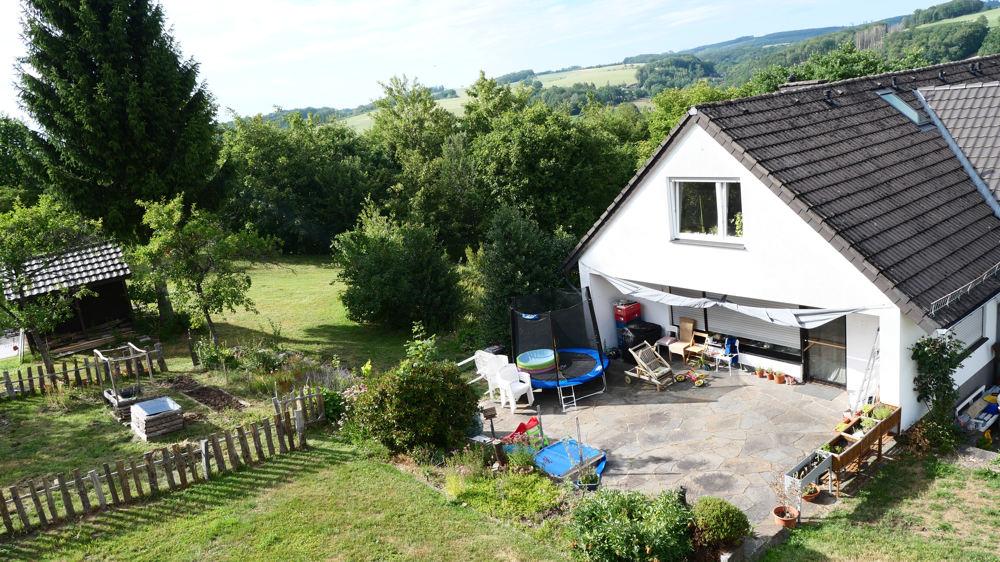 Reichshof-Wildbergerhütte: Wohnhaus mit 3 Wohneinheiten und 4 Garagen, ...eine schöne, große Terrasse hat