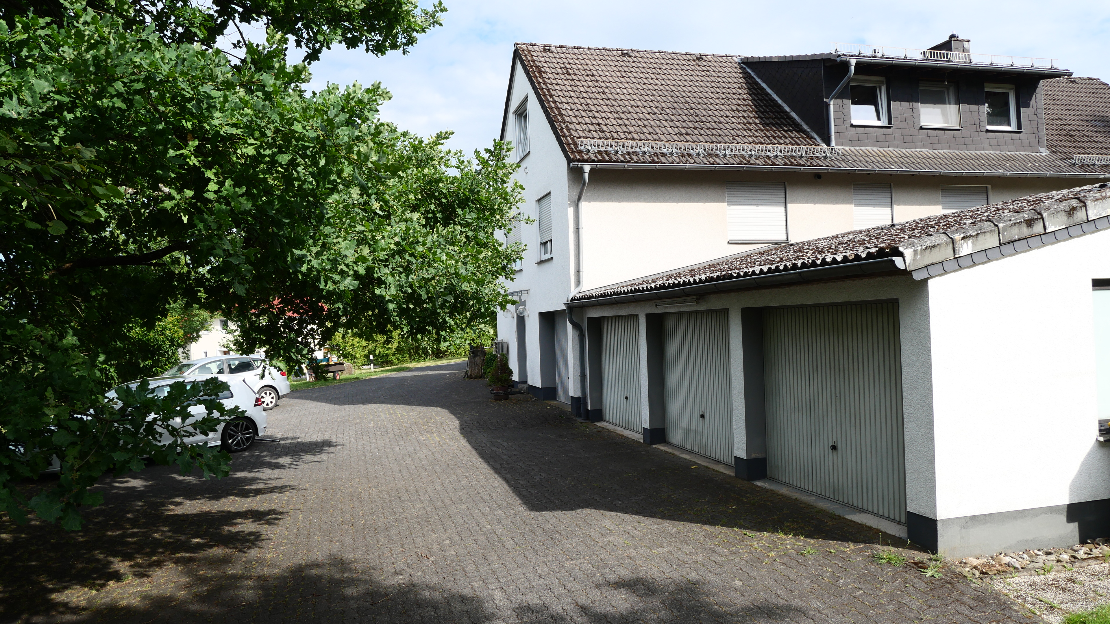 Reichshof-Wildbergerhütte: Wohnhaus mit 3 Wohneinheiten und 4 Garagen, ...angebautem Garagengebäude