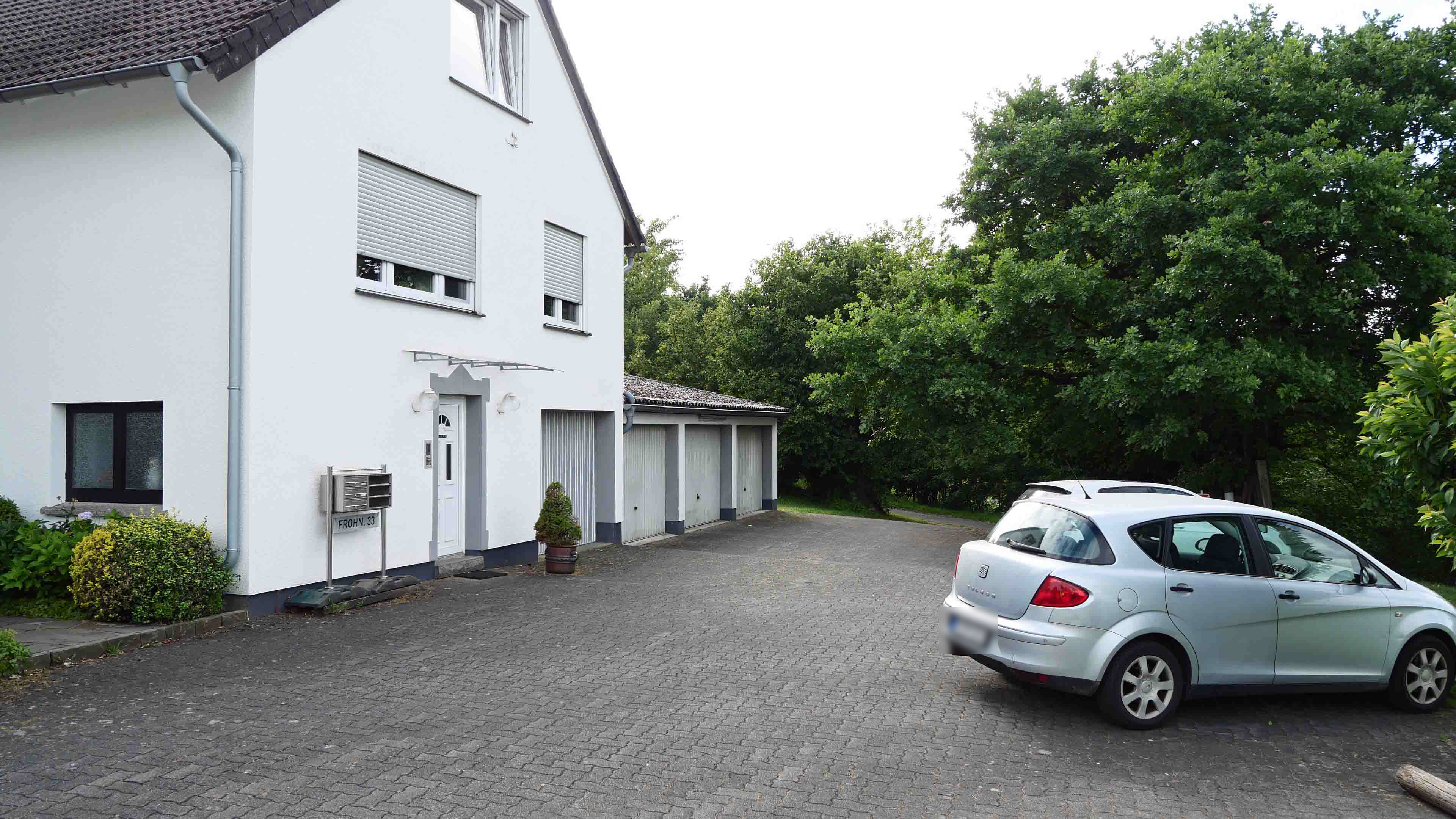 Reichshof-Wildbergerhütte: Wohnhaus mit 3 Wohneinheiten und 4 Garagen, Eingangsseite mit PKW-Stellplätzen und...