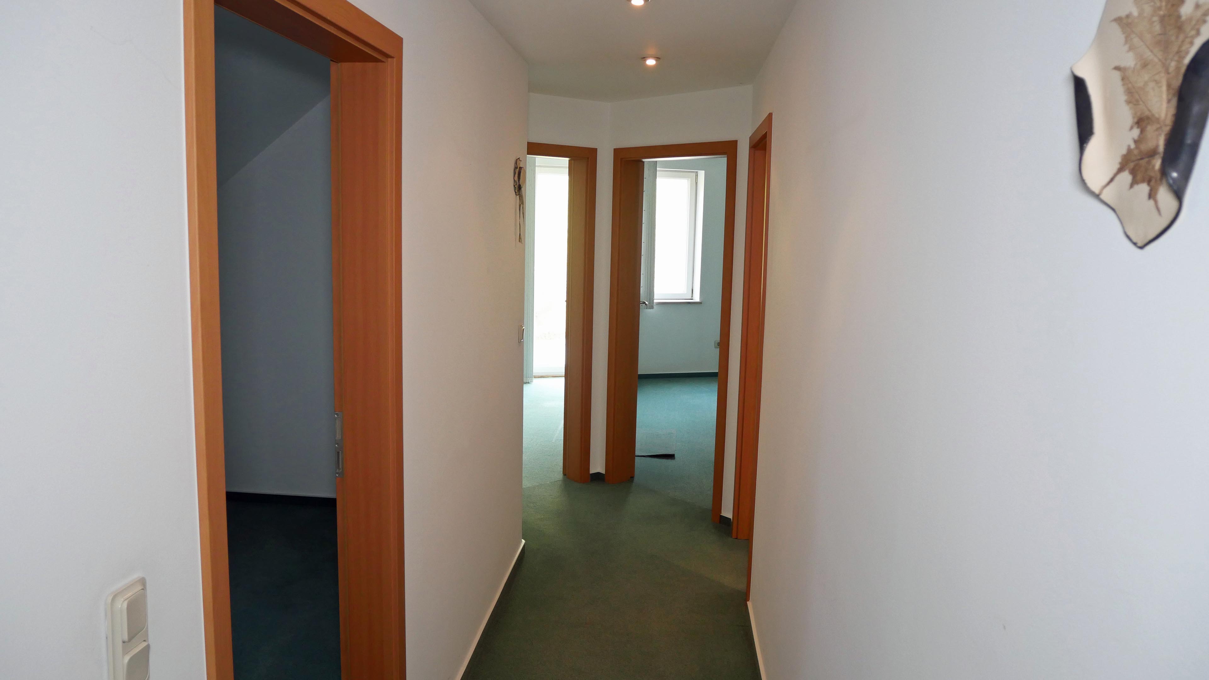 Morsbach: Preiswert und sofort beziehbar, Dachgeschoss: drei gepflegte Zimmer (Baujahr 2002)