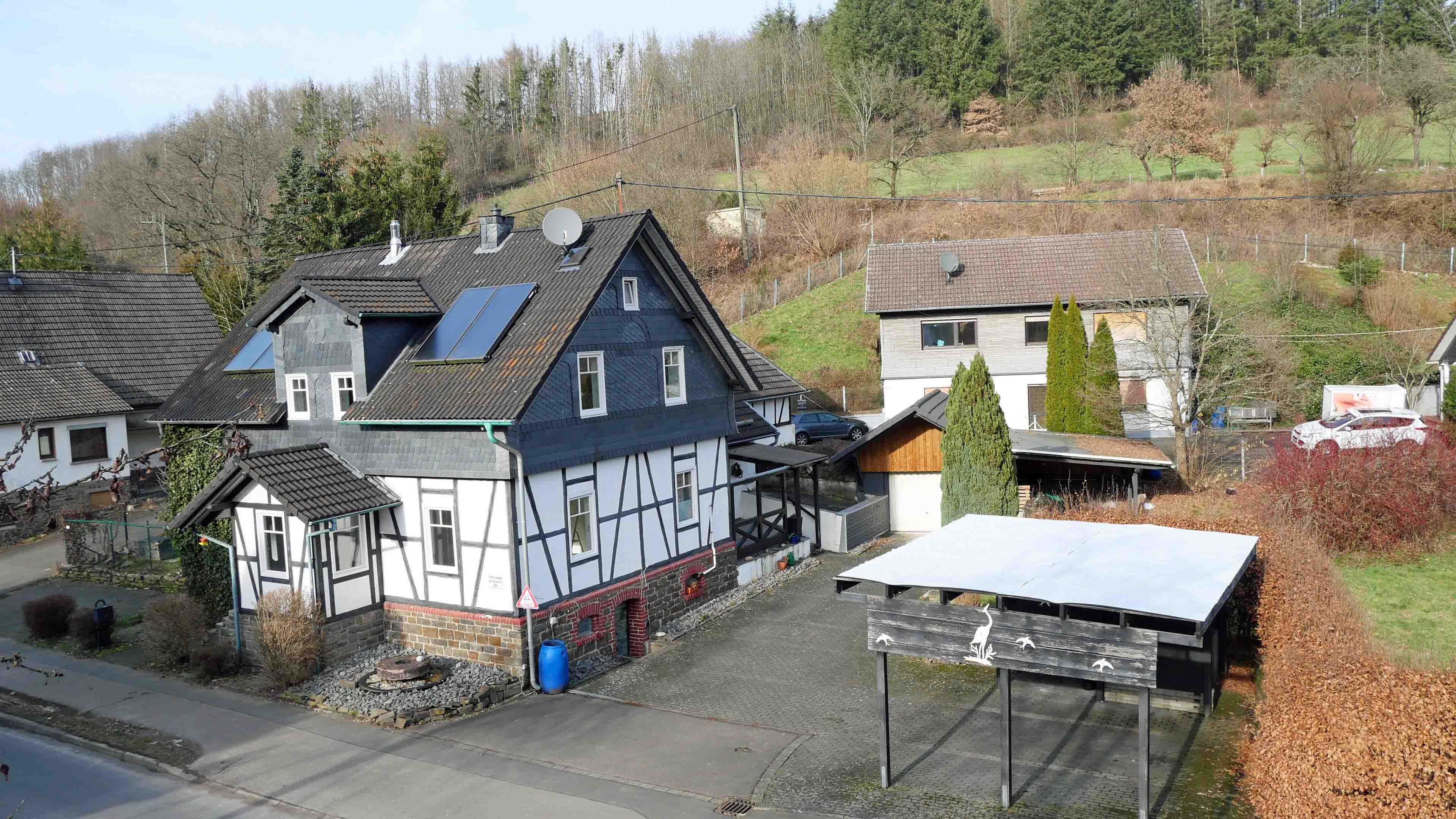 Morsbach: Preiswert und sofort beziehbar, ...989 m² Grundstück, 2 Carports, Garten, Garage