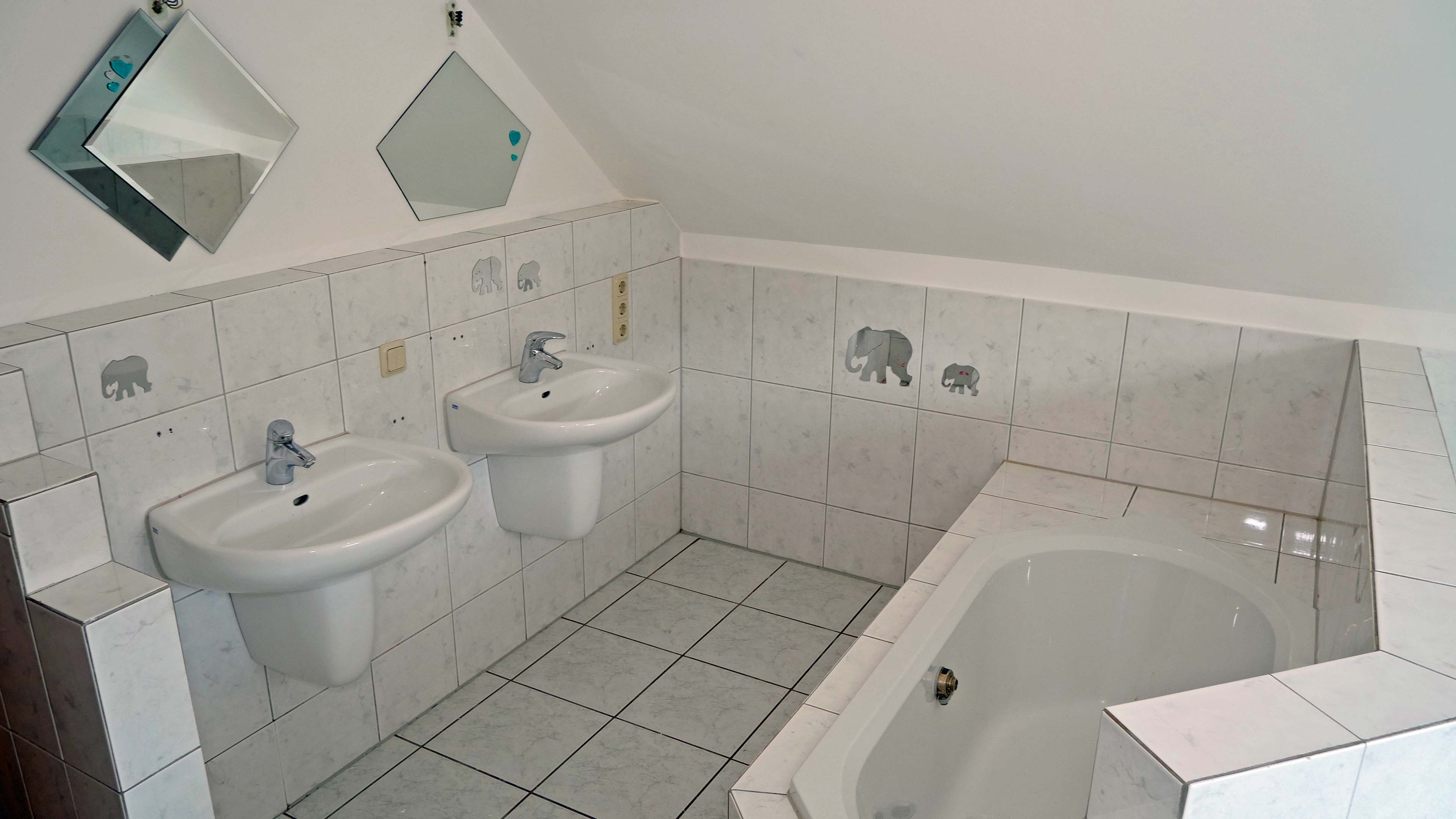 Morsbach: Preiswert und sofort beziehbar, großes Bad mit DU/Wa/WC und Doppelwaschbecken