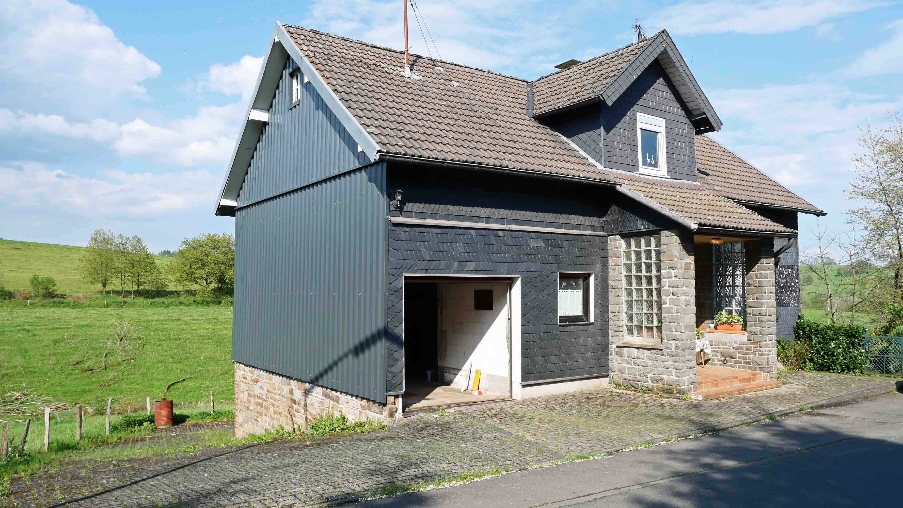 Reichshof-Hahn: Alleinlage auf 4.677 m² Grundstück am Ortsrand, rechts am Haus: Scheune/Ausbaureserve...