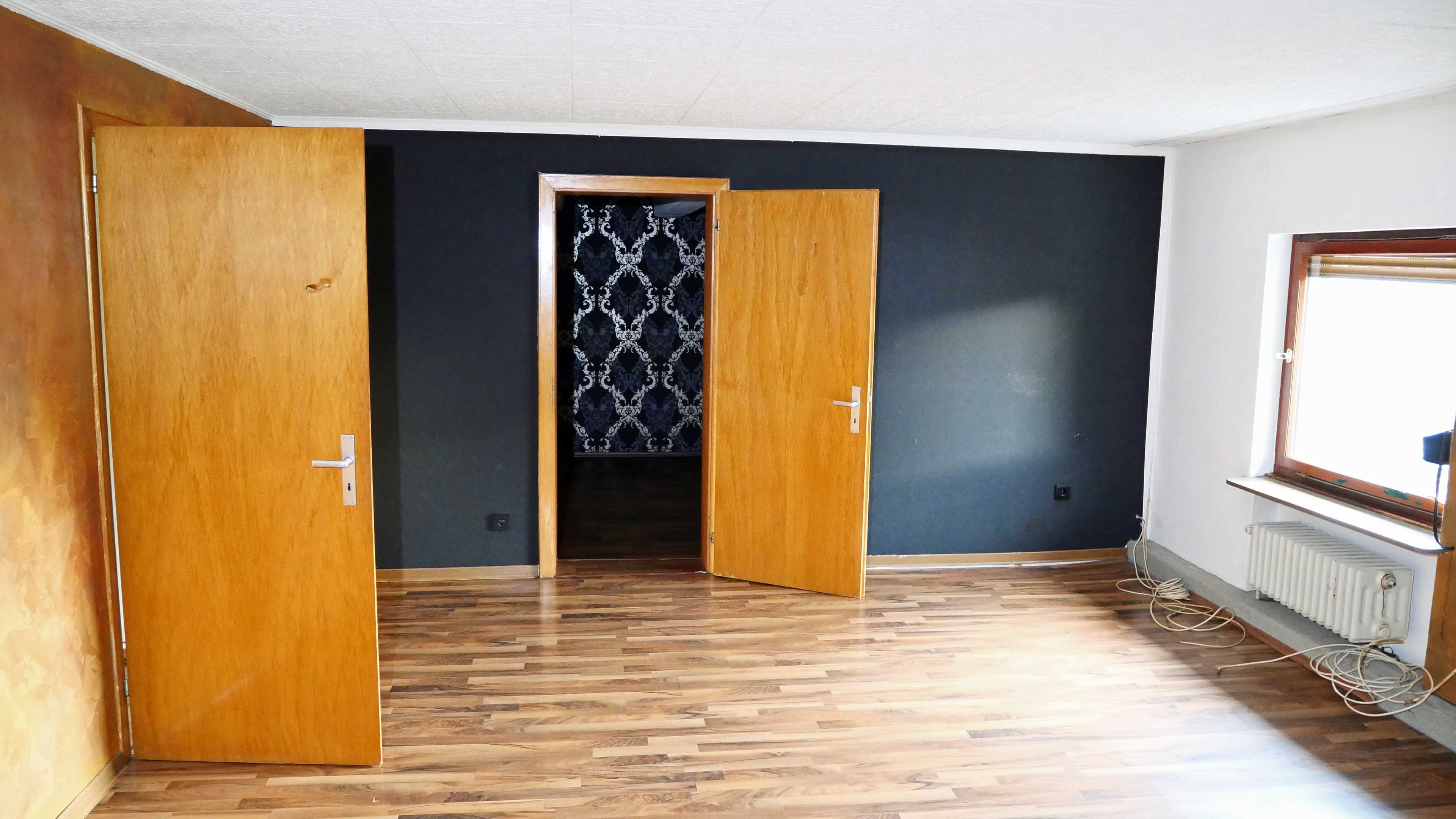 Reichshof-Hahn: Viel Platz für wenig Geld! Dorfkneipe mit 2 Wohnungen und Scheune , ...mit 2 Wohnungen (74 u. 83 m²)