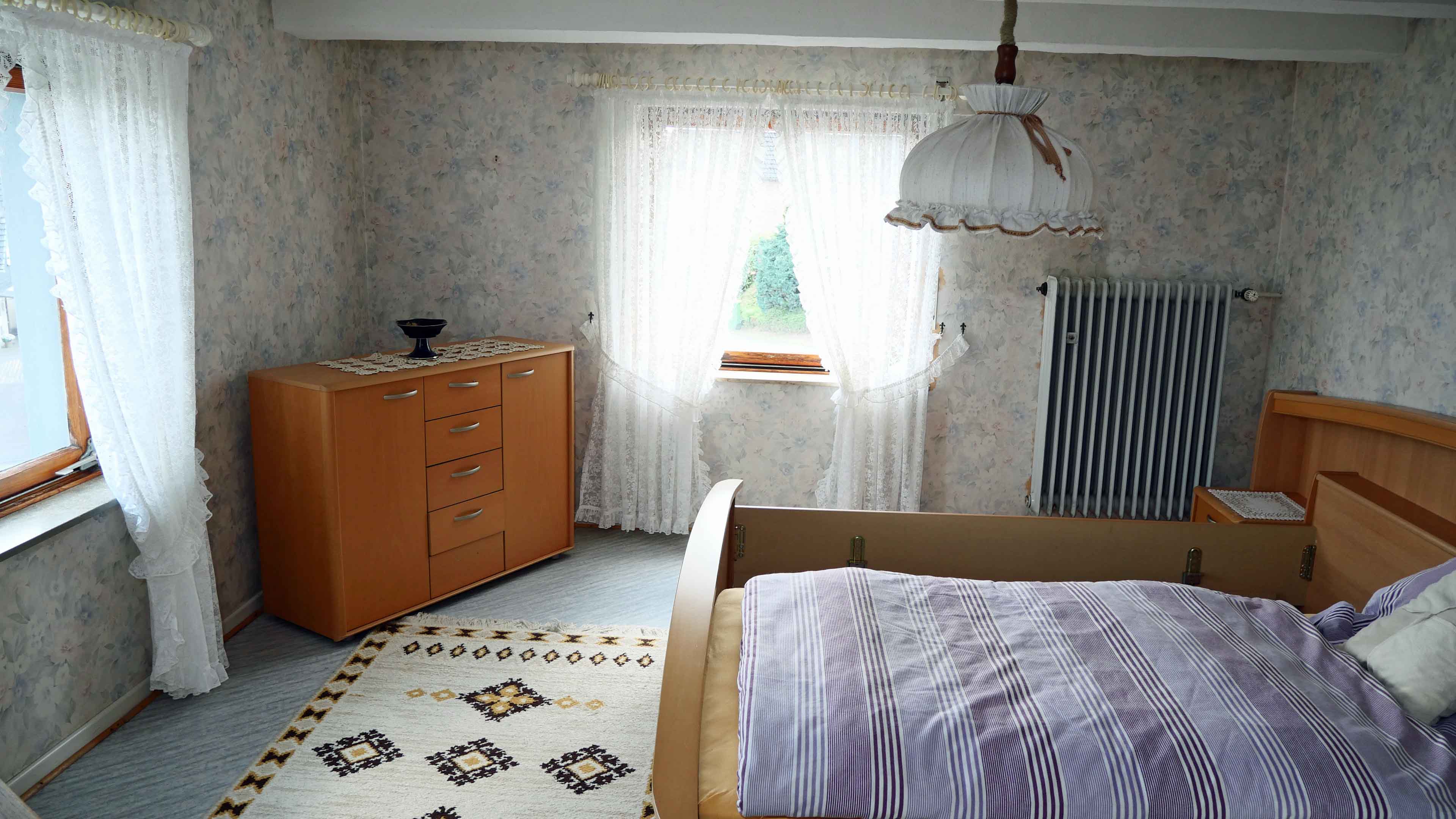 Reichshof-Hahn: Viel Platz für wenig Geld! Dorfkneipe mit 2 Wohnungen und Scheune , das zuletzt noch genutzte Schlafzimmer