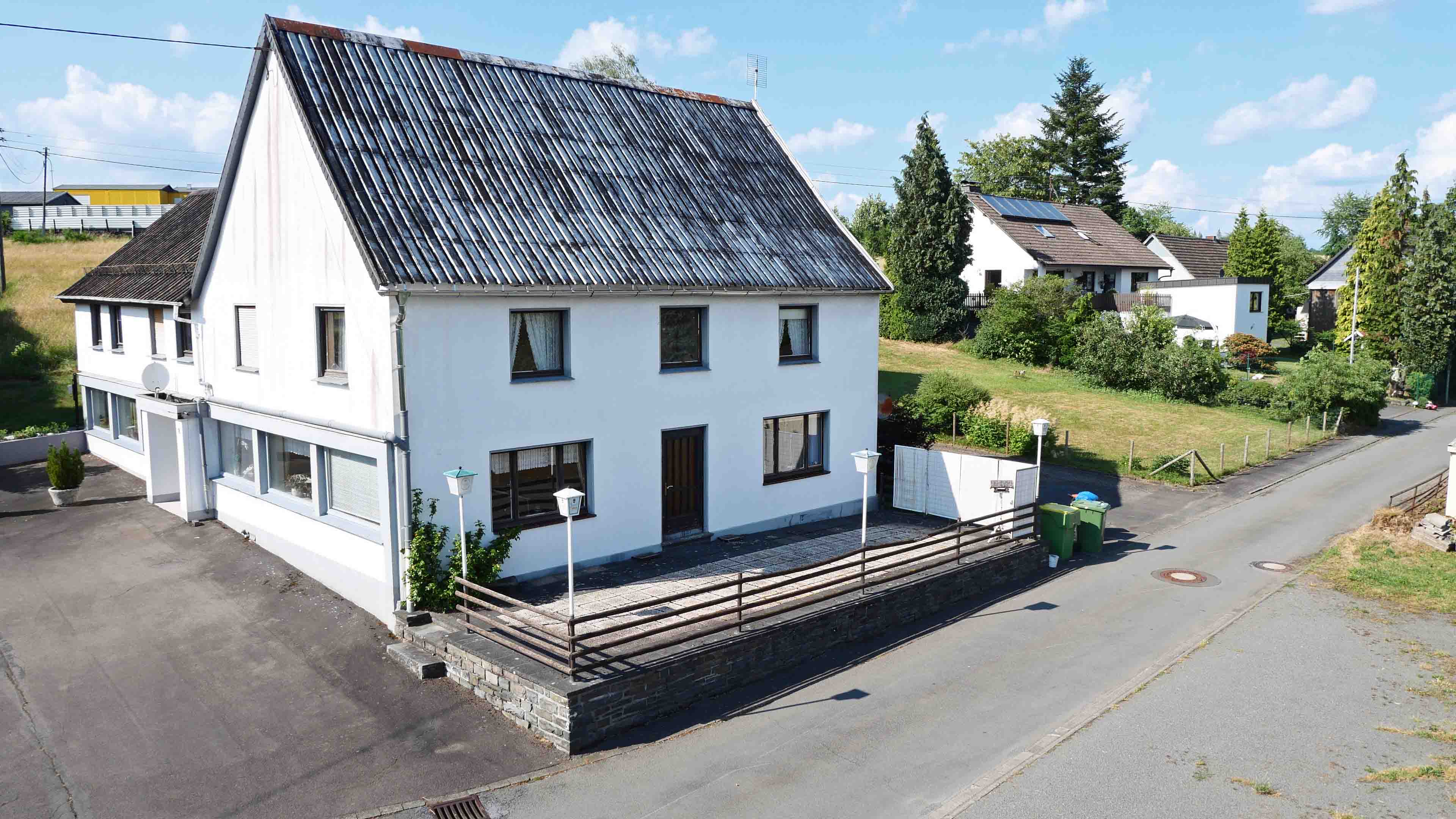 Reichshof-Hahn: Viel Platz für wenig Geld! Dorfkneipe mit 2 Wohnungen und Scheune , unten Gasträume (182 m²), oben Wohnen (157 m²)