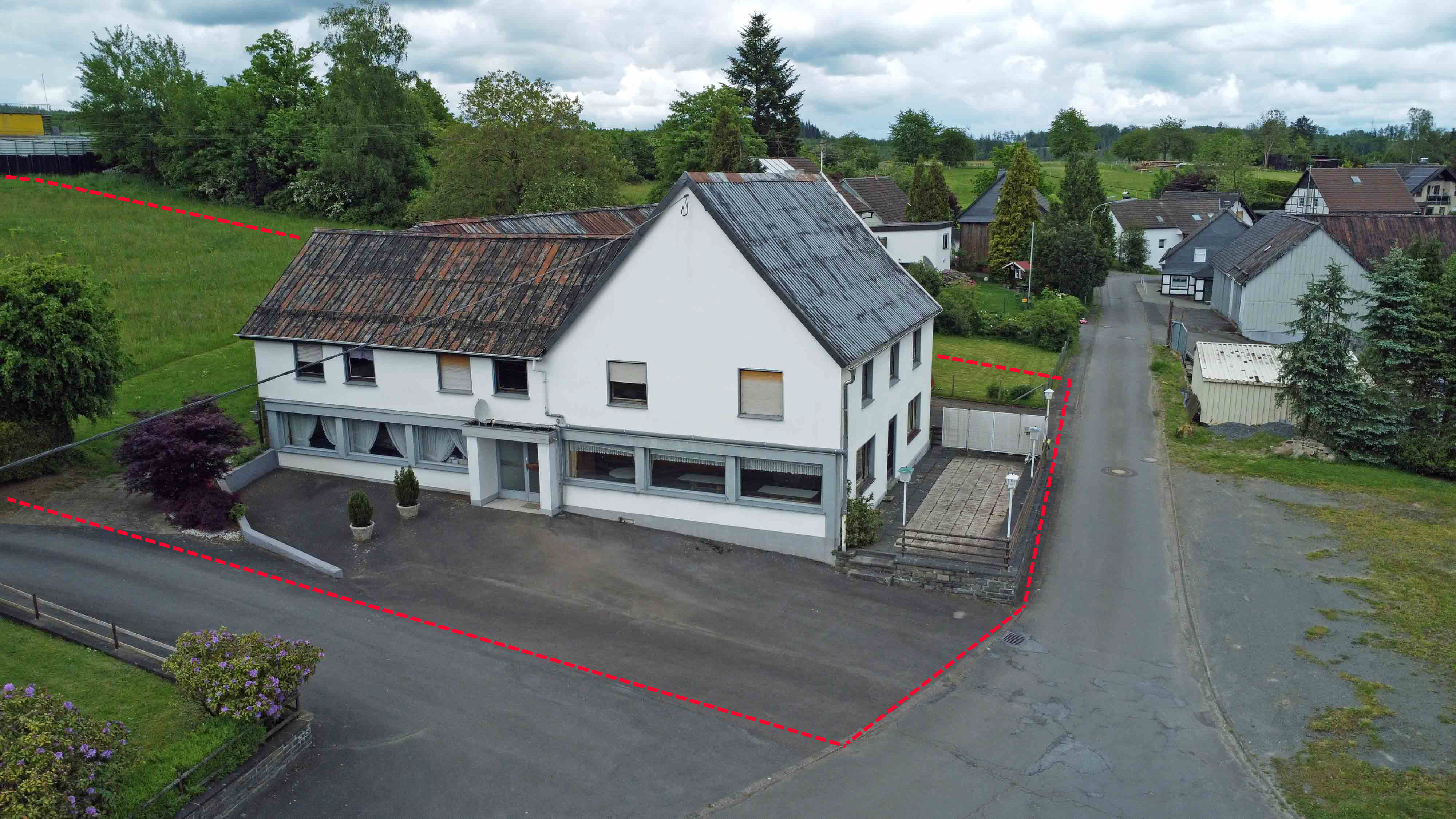 Reichshof-Hahn: Viel Platz für wenig Geld! Dorfkneipe mit 2 Wohnungen und Scheune , Grundstücksübersicht, ca. 2.765 m² groß mit Wiese 