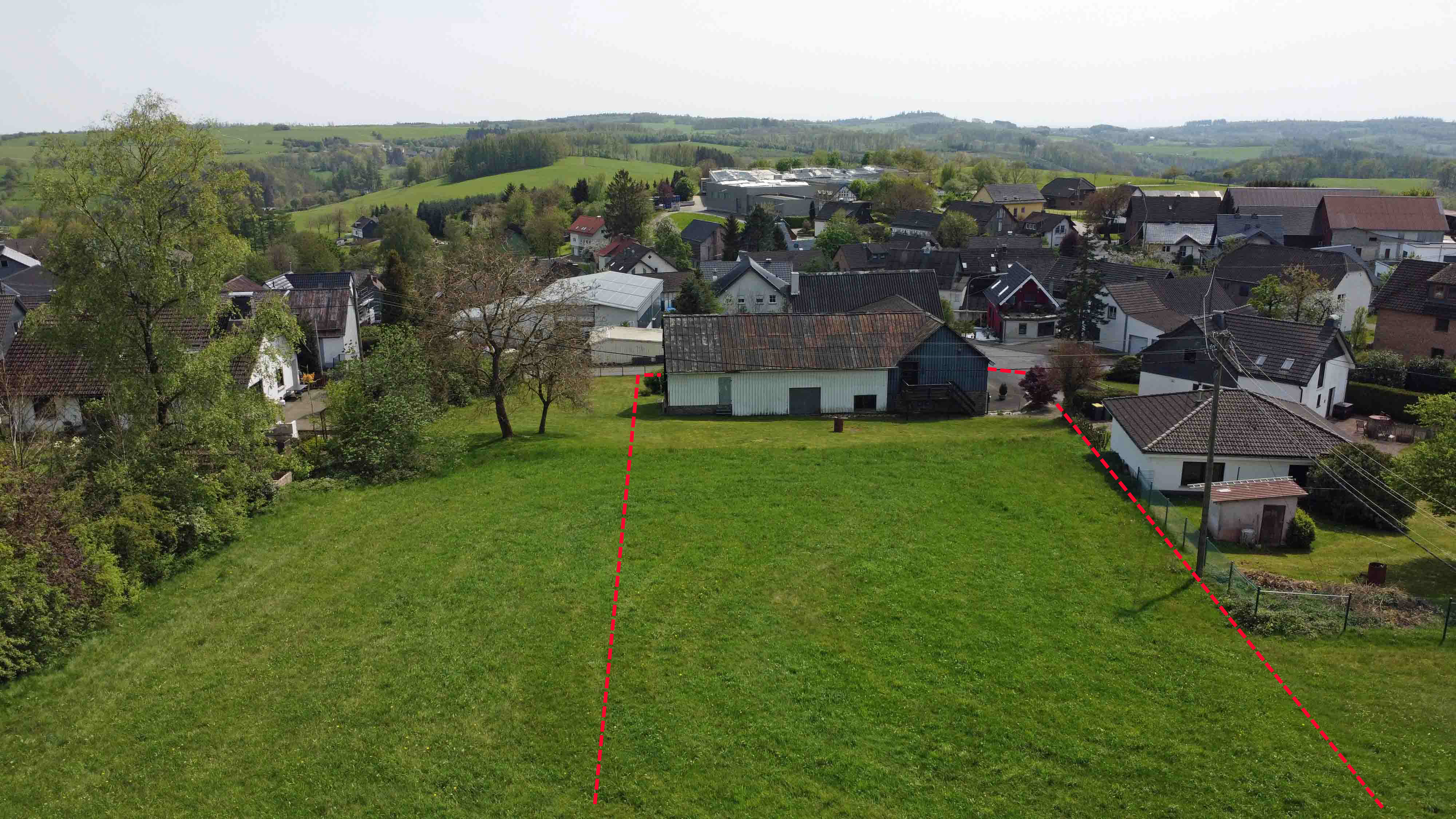 Reichshof-Hahn: Viel Platz für wenig Geld! Dorfkneipe mit 2 Wohnungen und Scheune , Hausrückseite mit ca. 1.600 m² großer Wiese