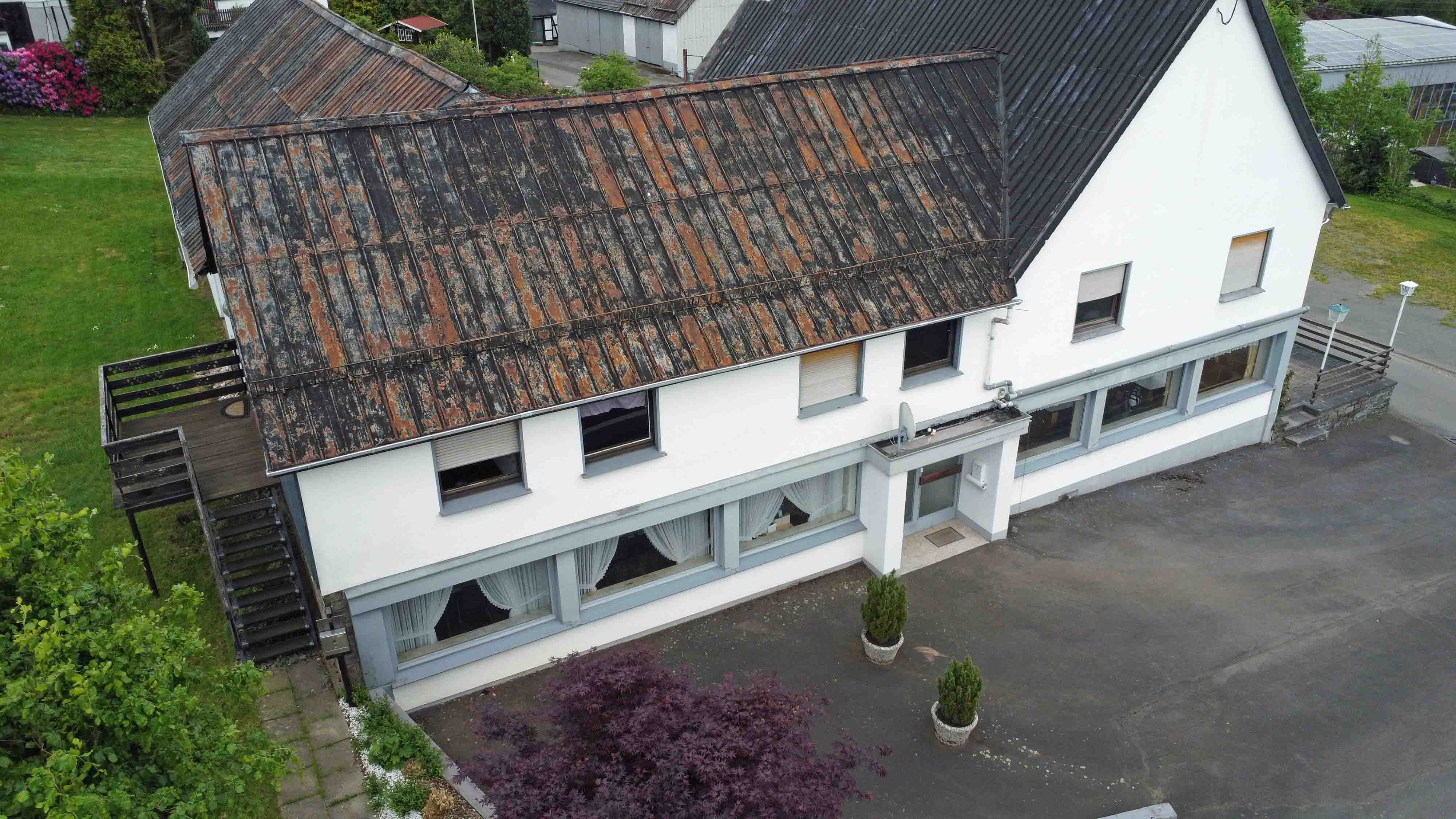 Reichshof-Hahn: Viel Platz für wenig Geld - 157 m² Wohn-, 182 m² Nutzfläche auf 3.655 m² Grundstück, unten Gaststätte (182 m²), oben Wohnen (157 m²)
