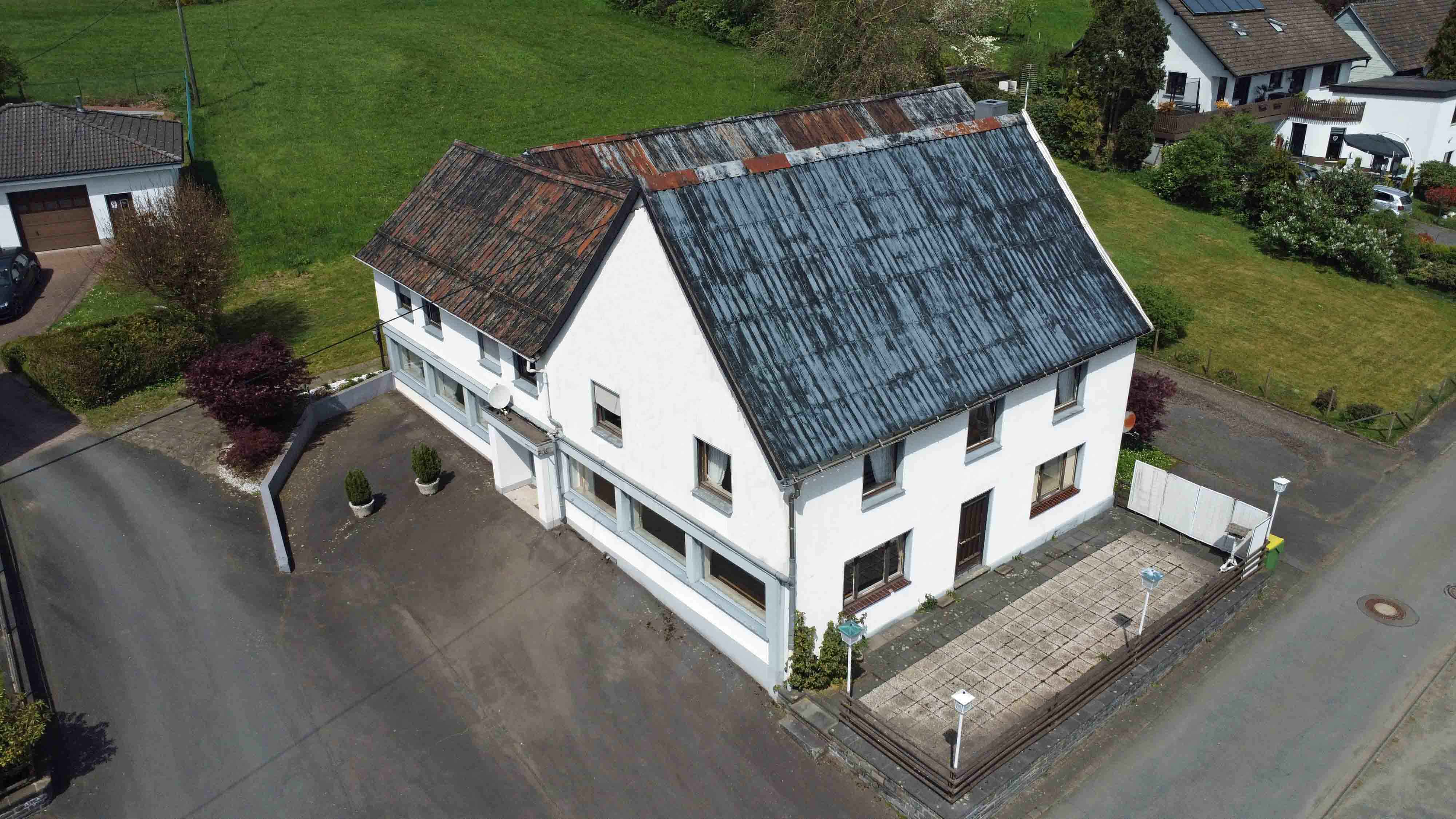 Reichshof-Hahn: Viel Platz für wenig Geld! Dorfkneipe mit 2 Wohnungen und Scheune , Südseite mit großer Terrasse