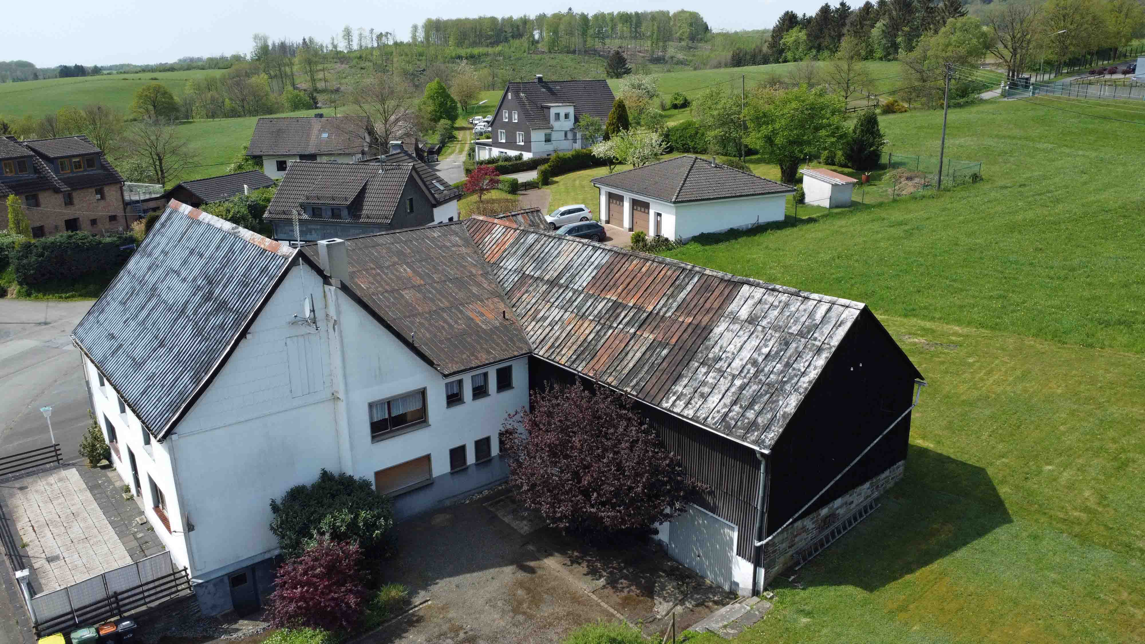 Reichshof-Hahn: Viel Platz für wenig Geld! Dorfkneipe mit 2 Wohnungen und Scheune , herrliche Lage in Reichshof, zw. Köln u. Olpe