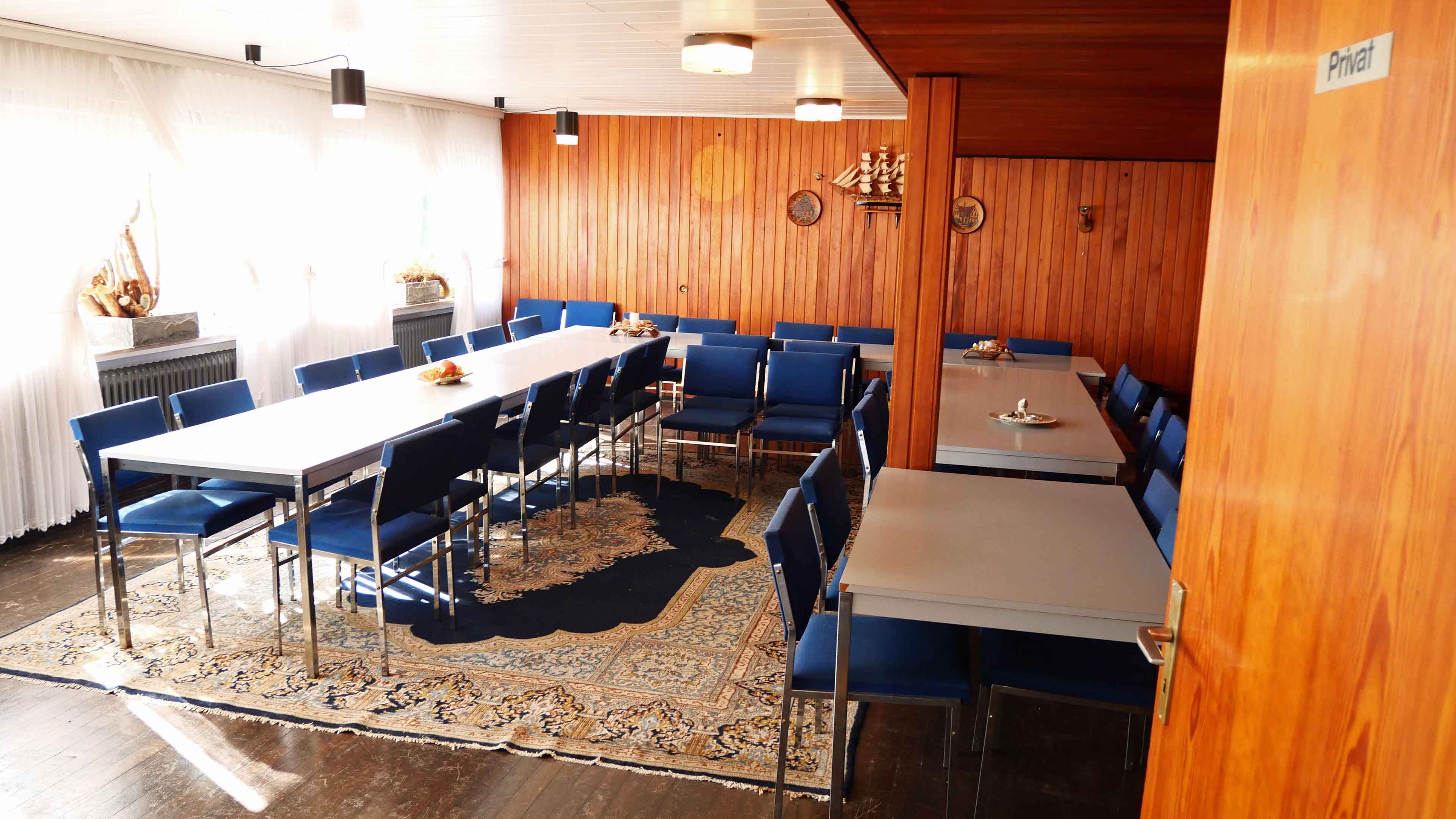 Reichshof-Hahn: Viel Platz für wenig Geld! Dorfkneipe mit 2 Wohnungen und Scheune , Feier-/Seminarraum  (44 m²) mit...