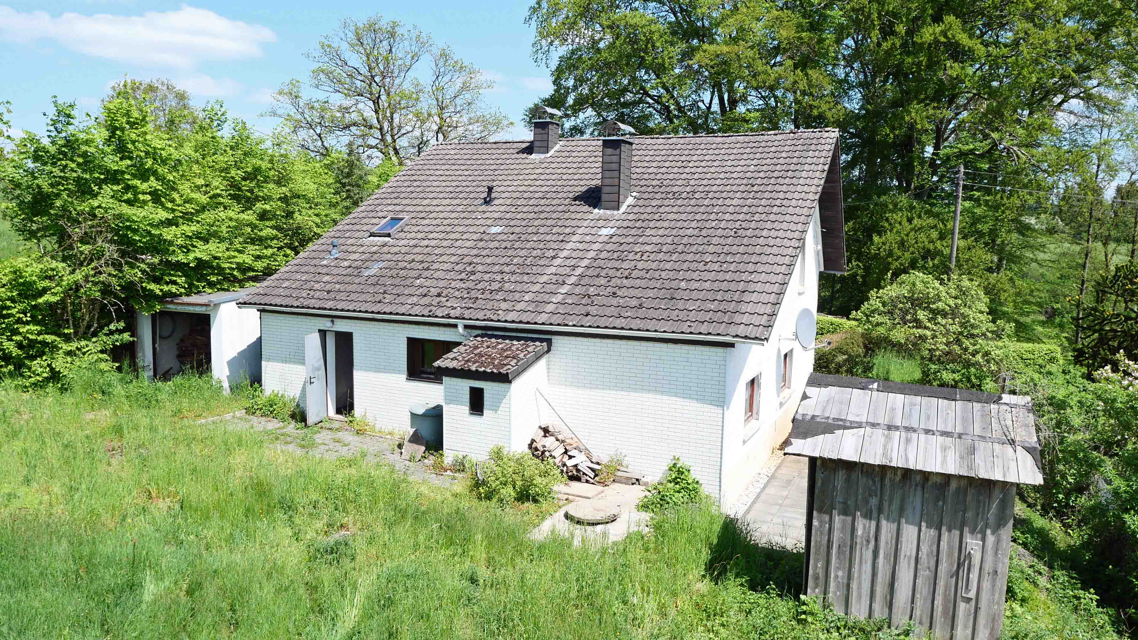 Morsbach-Wittershagen: Massives Wohnhaus mit freiem Blick in die Natur, große Dachfläche geeignet für eine PV-Anlage