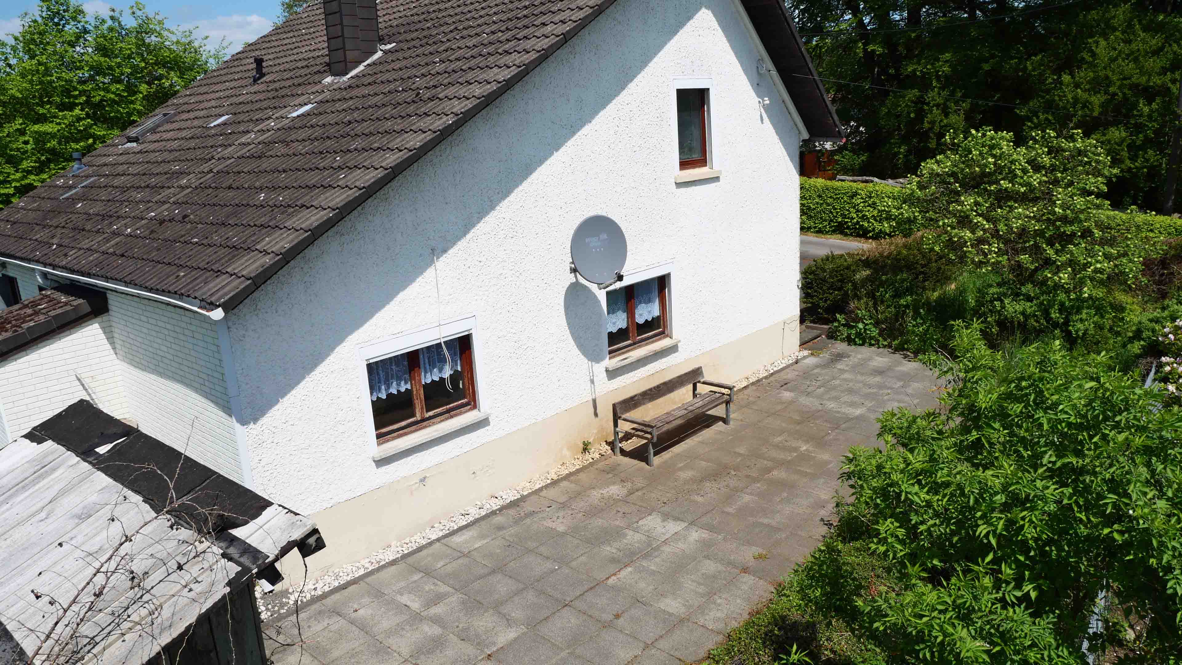 Morsbach-Wittershagen: Massives Wohnhaus mit freiem Blick in die Natur, ca. 30 m² große Sonnenterrasse im Grünen mit...