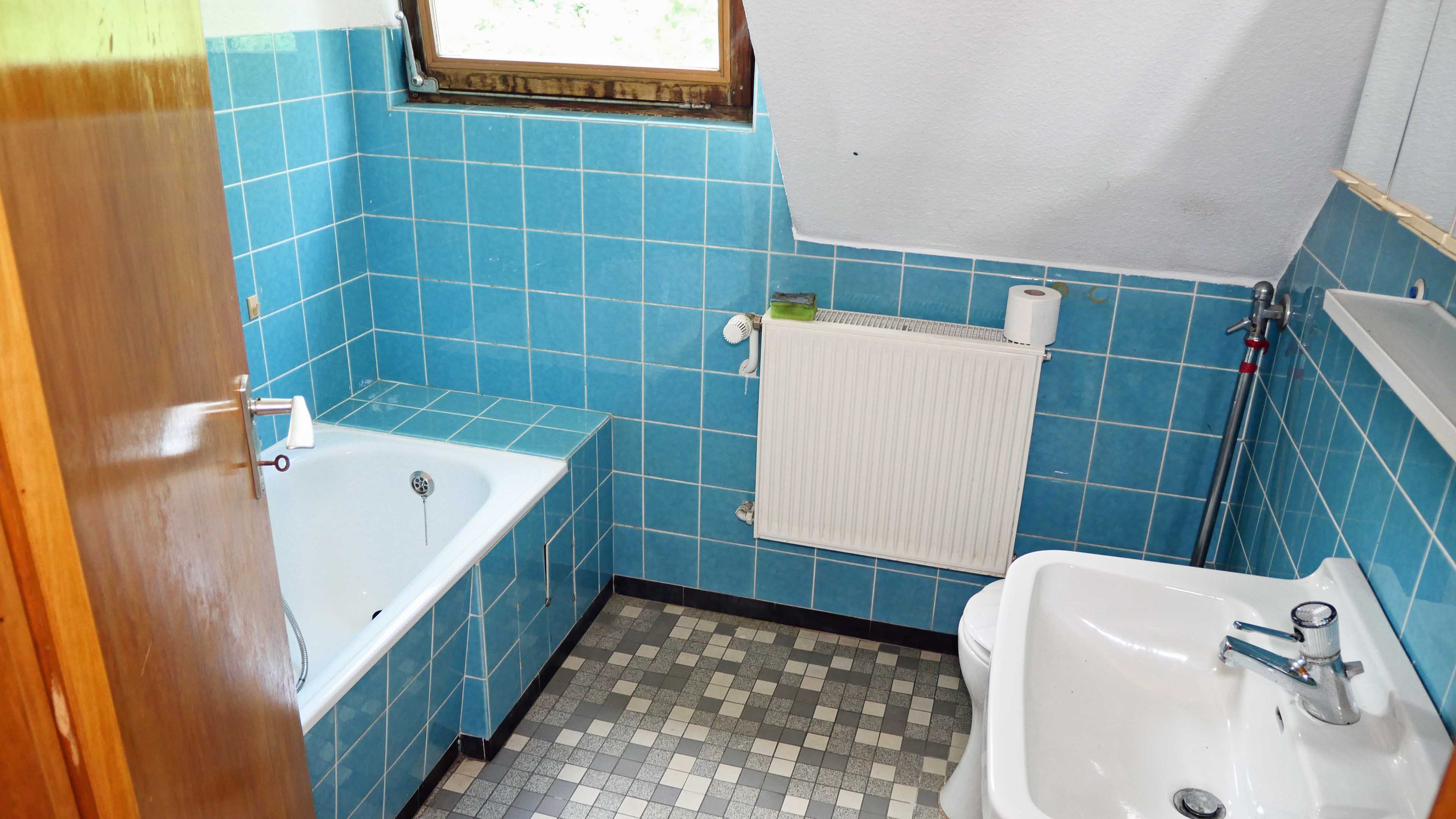 Morsbach: Perfekt für die große Familie - 1-2 Familienhaus in einzigartig guter Wohnlage  , DG: Badezimmer (Bj. 1965)