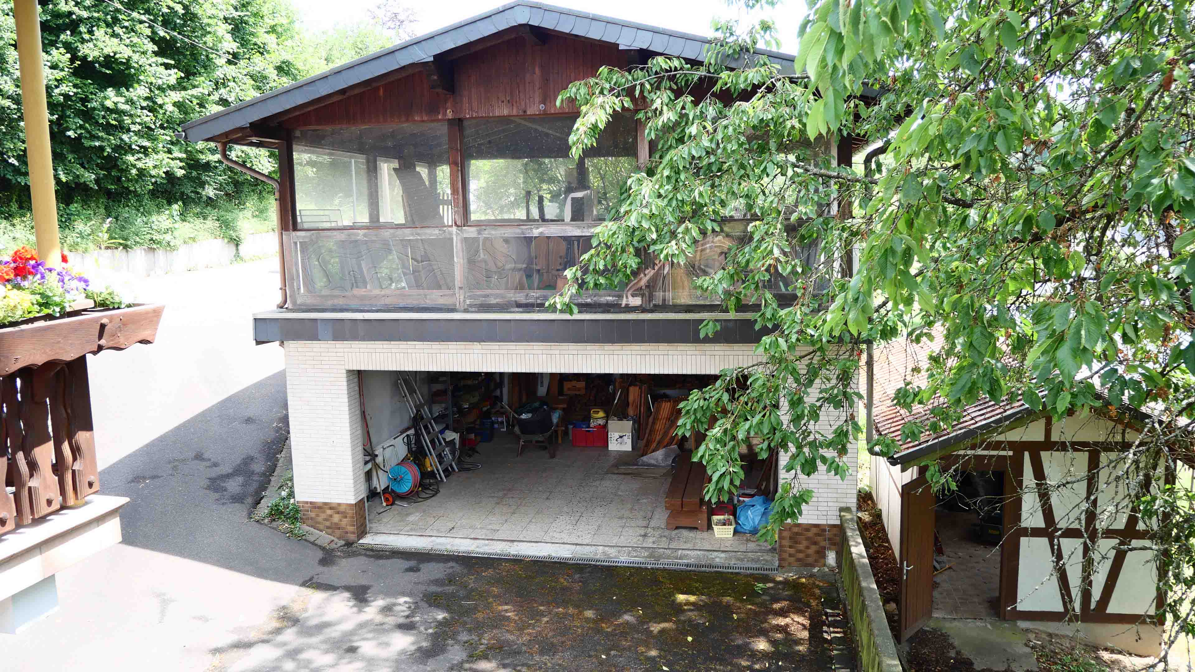Morsbach: Perfekt für die große Familie - 1-2 Familienhaus in einzigartig guter Wohnlage  , massive Doppelgarage mit viel Platz unten und...