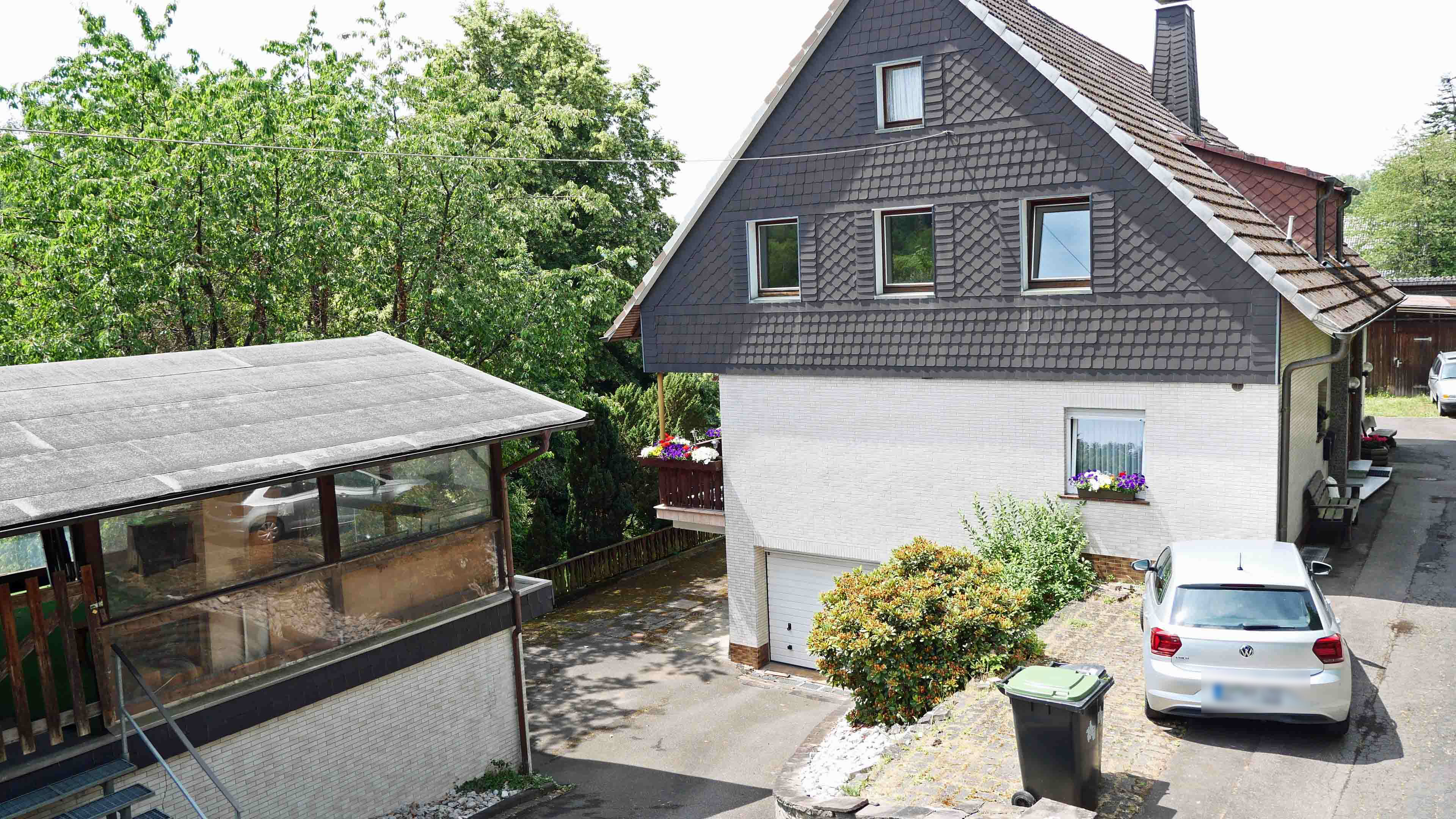 Morsbach: Perfekt für die große Familie - 1-2 Familienhaus in einzigartig guter Wohnlage  , Frontseite mit Garagen 