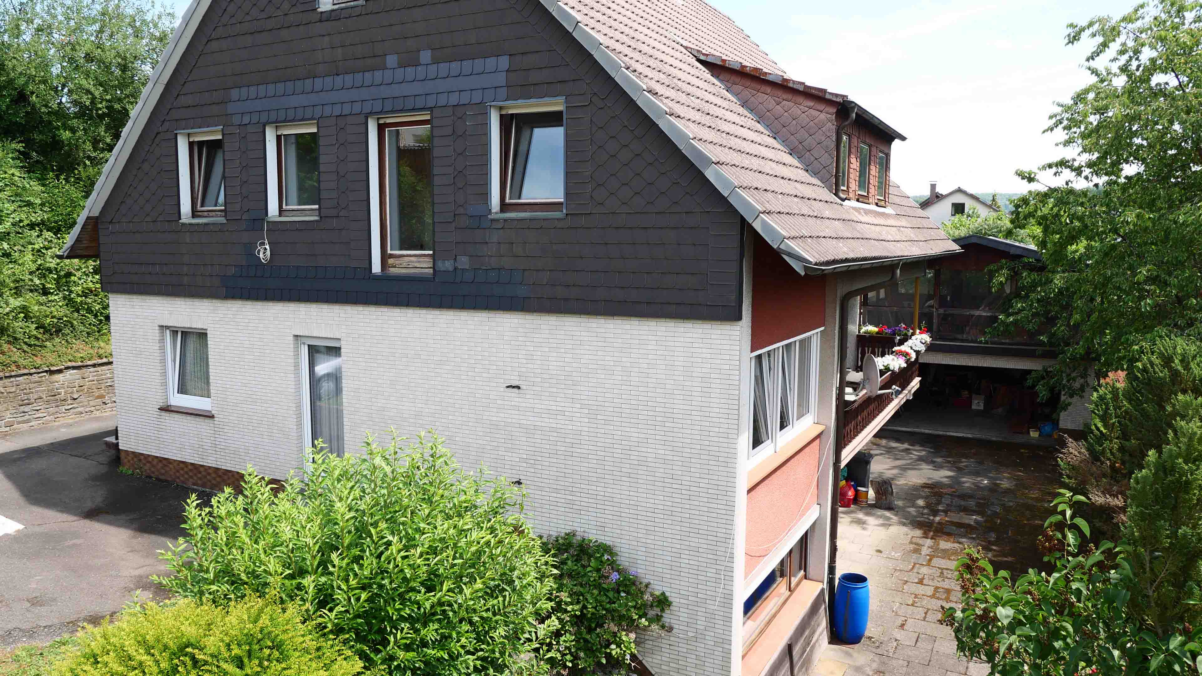 Morsbach: Perfekt für die große Familie - 1-2 Familienhaus in einzigartig guter Wohnlage  , Hausrückseite mit Terrassentür zum Wohnzimmer