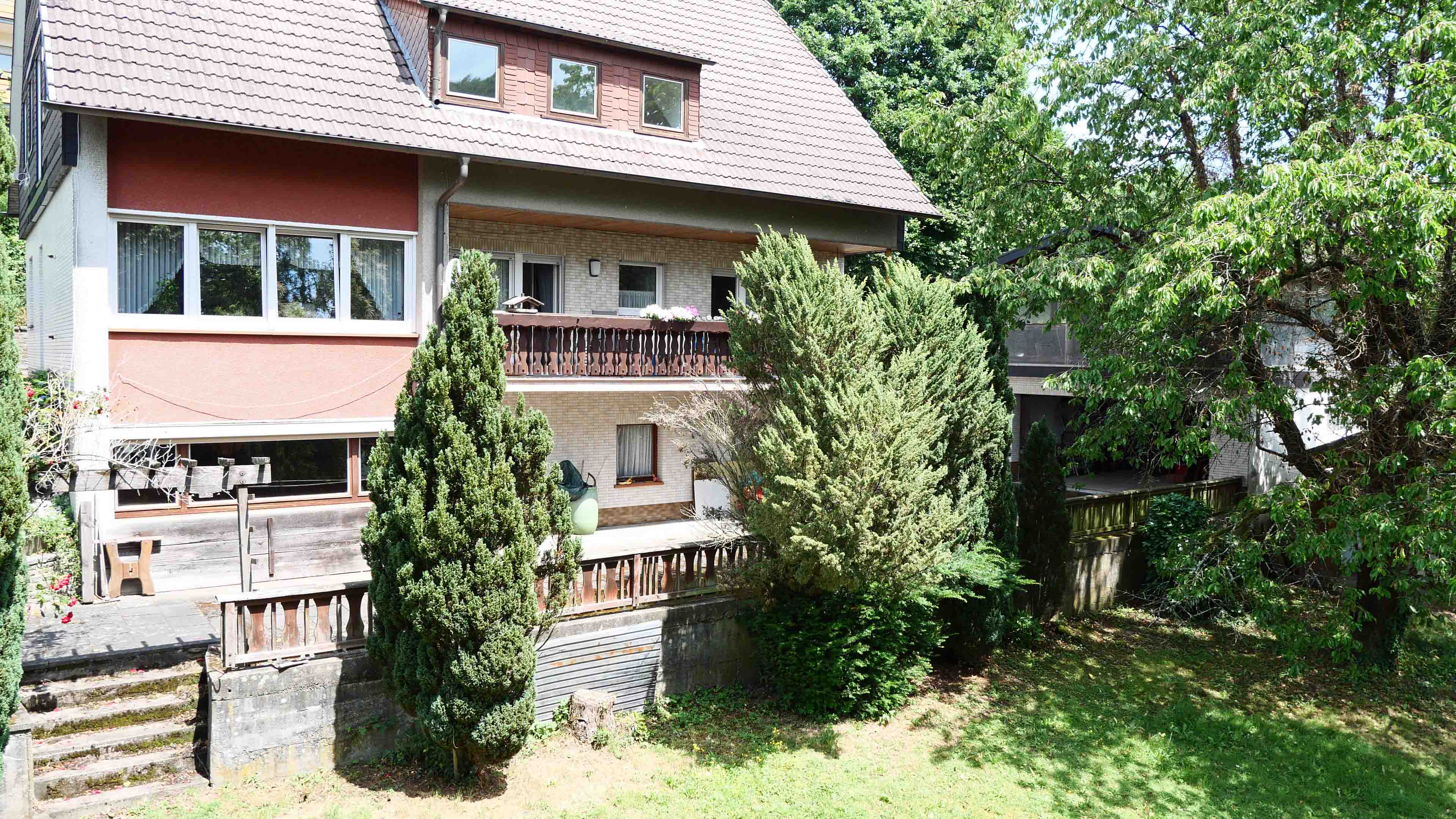 Morsbach: Perfekt für die große Familie - 1-2 Familienhaus in einzigartig guter Wohnlage  , Gartenfront / Südseite mit Balkon und Terrasse