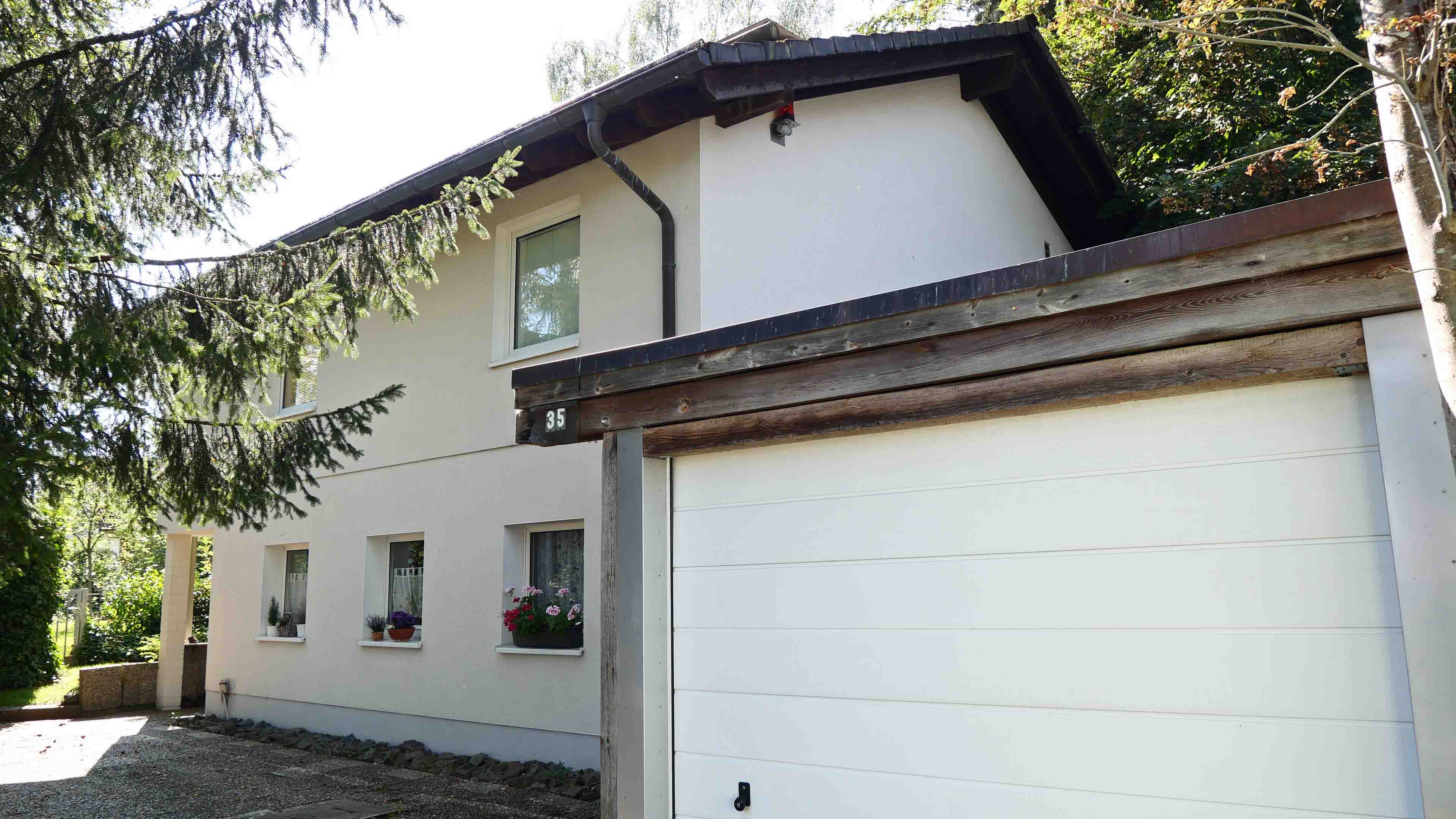 Morsbach-Lichtenberg: Wohnen wie im Urlaub, Frontseite mit Stellplätzen und Garage
