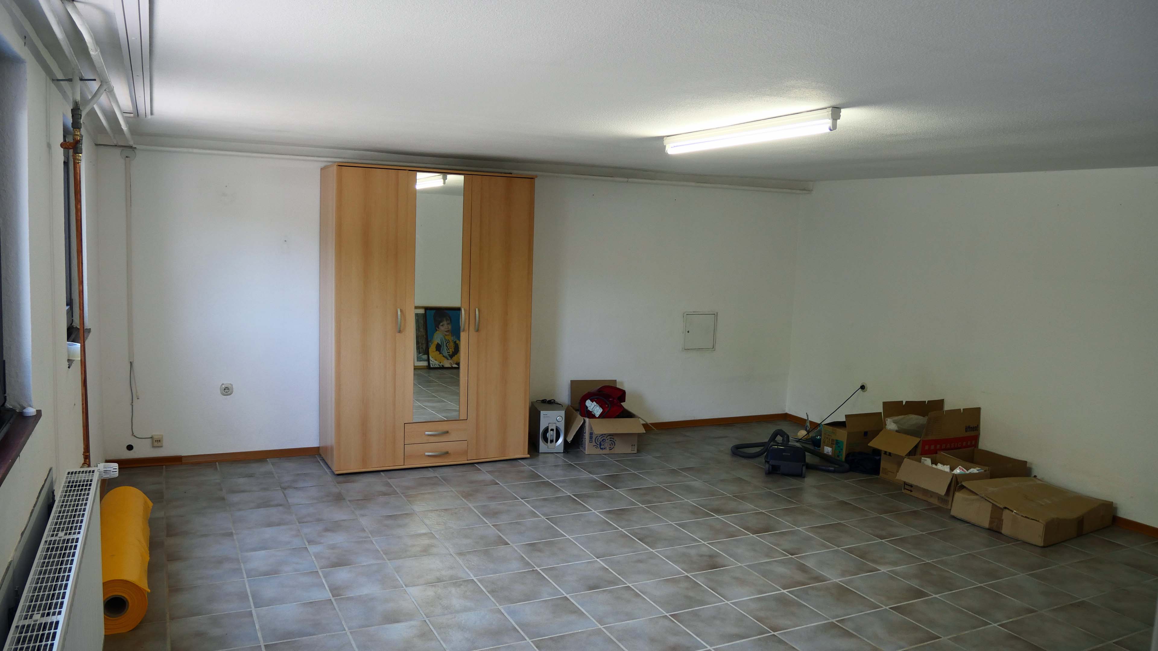 Nümbrecht-Prombach: Ganz ruhig und versteckt gelegen. Bungalow mit zwei Garagen., 30 m² großes "Notzimmer" im Untergeschoss