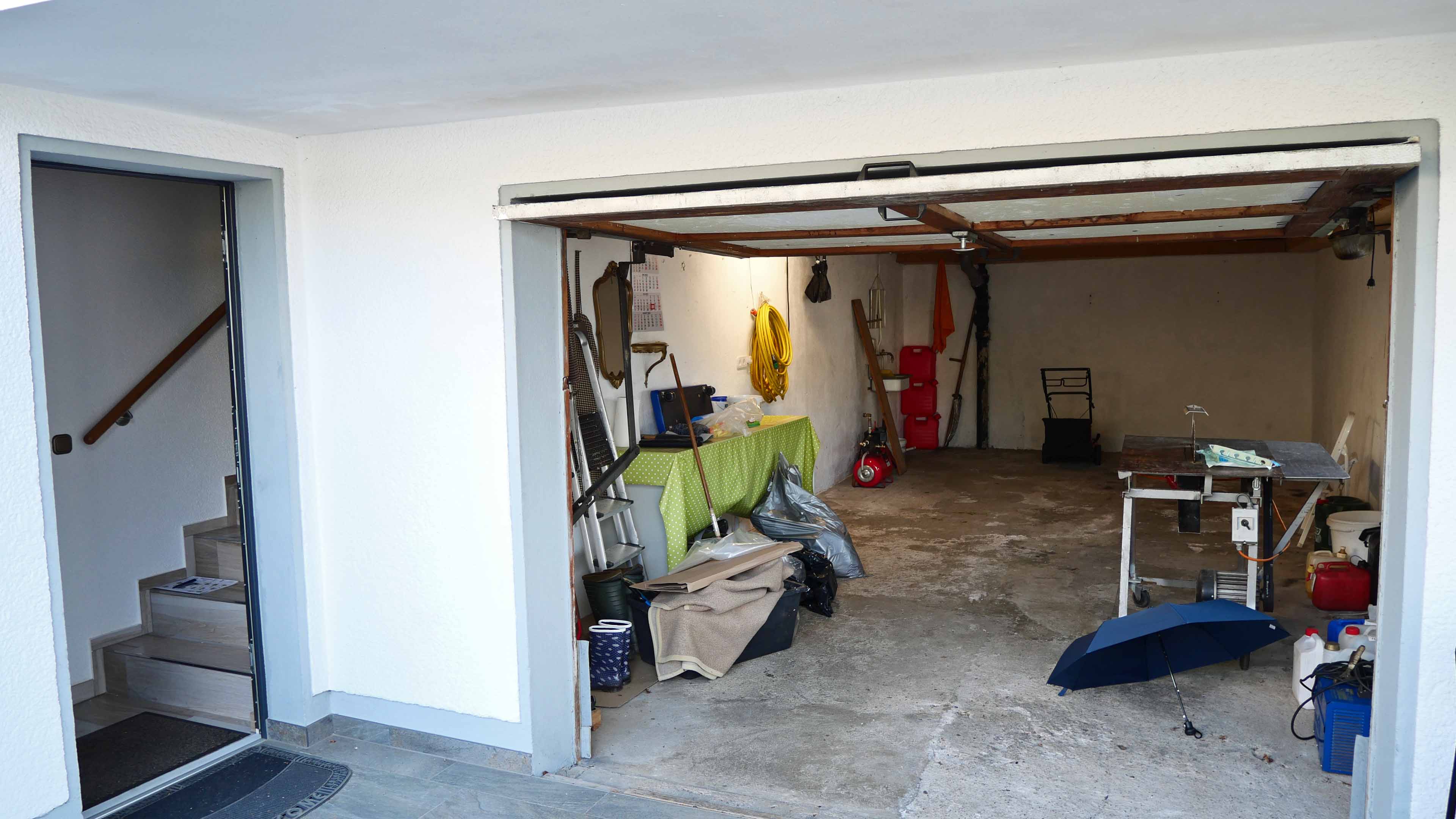 Nümbrecht-Prombach: Ganz ruhig und versteckt gelegen. Bungalow mit zwei Garagen., Nebeneingang und große Garage im Unterschoss