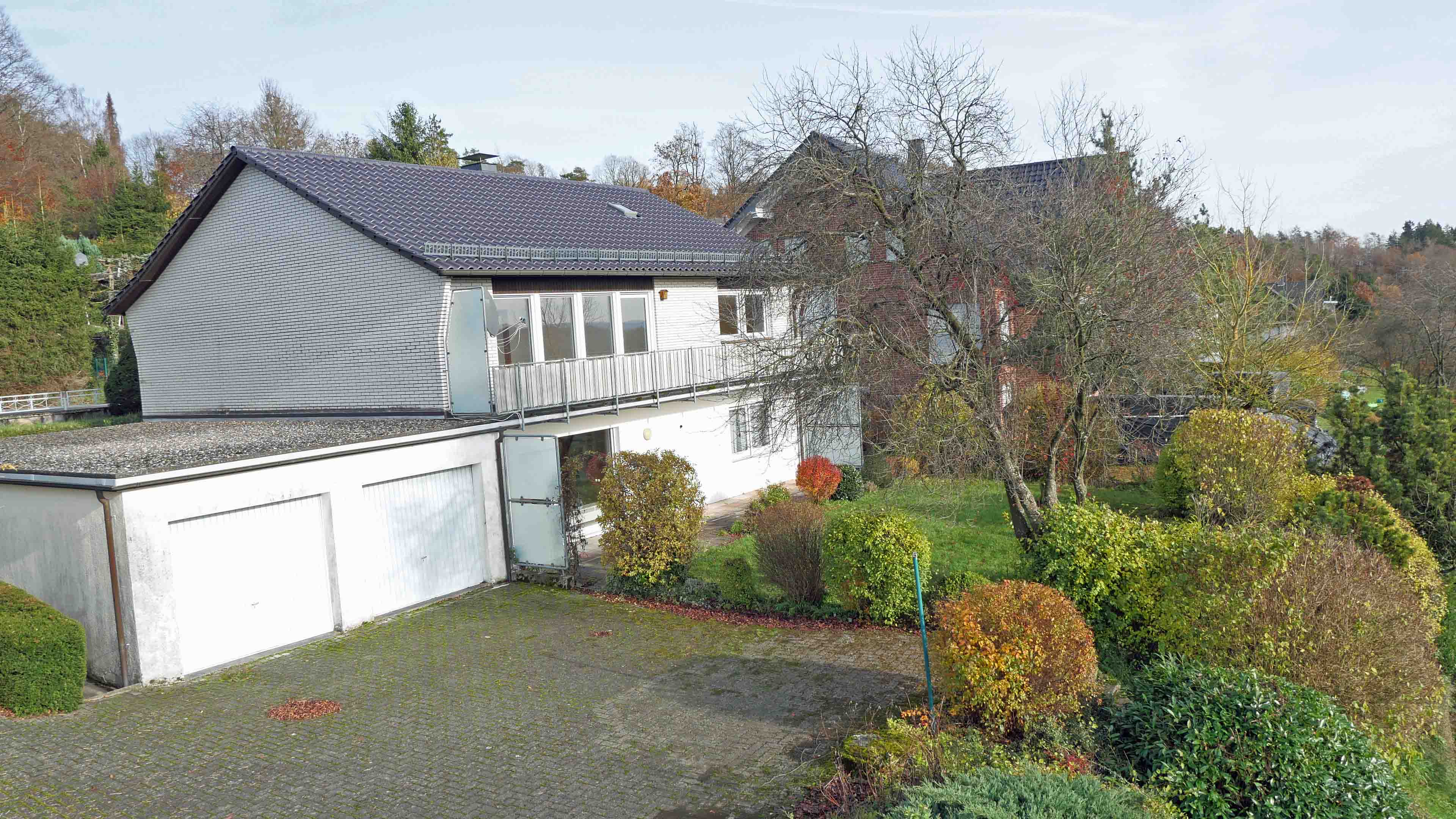 Morsbach-Hahn: EFH mit ELW besonders schön gelegen, Rückseite mit Garagen, Garten