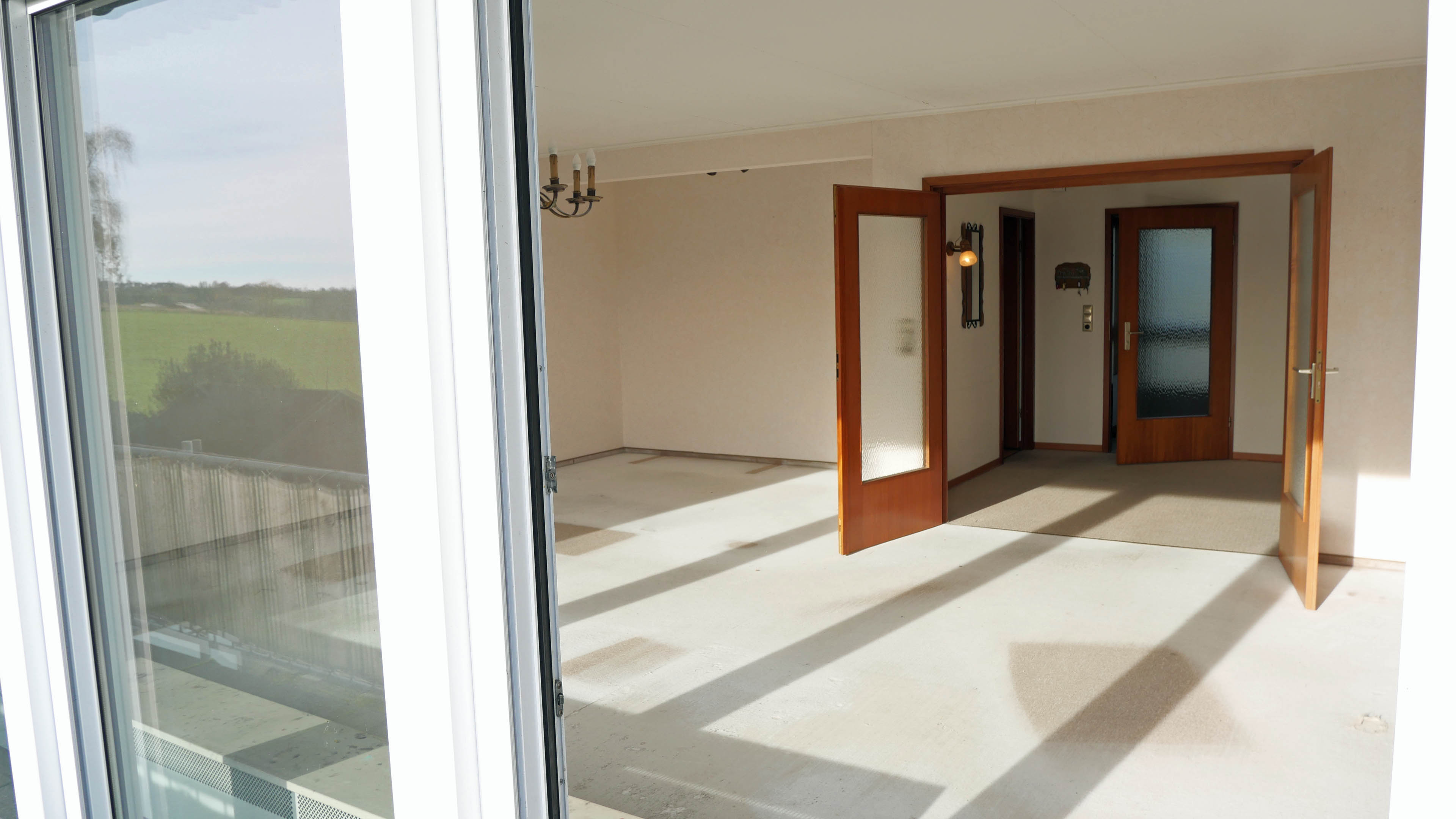 Morsbach-Hahn: EFH mit ELW besonders schön gelegen, Blick in das 41 m² große Wohnzimmer mit...