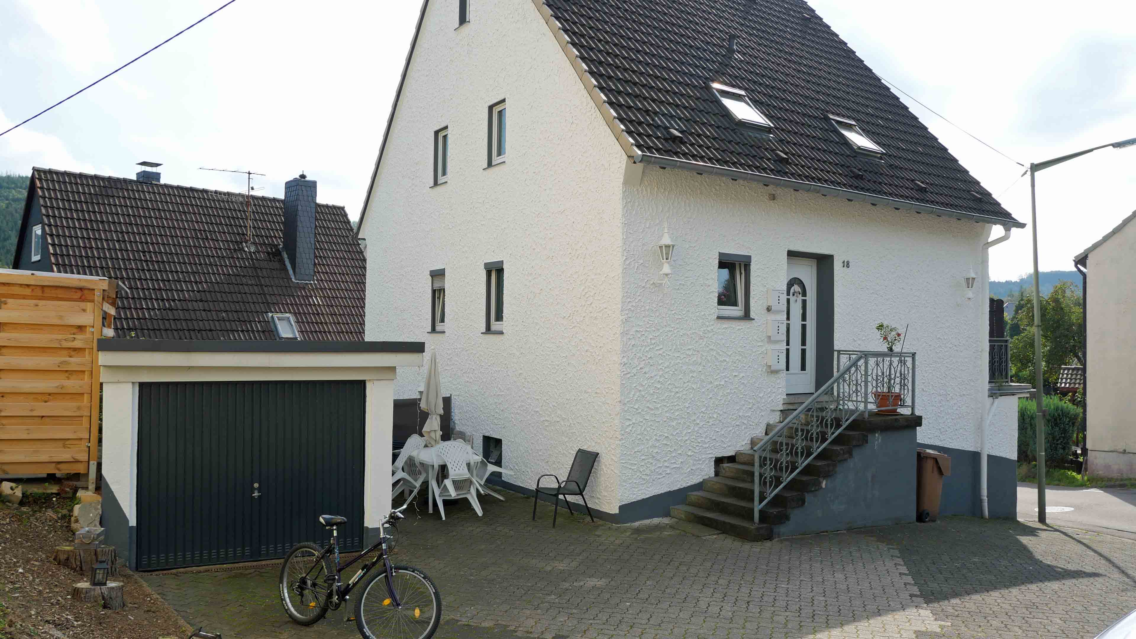 Bergneustadt-Wiedenest: 7 % Rendite - Wohnhaus mit 5 Appartements, Frontseite mit Garage und Terrasse und...