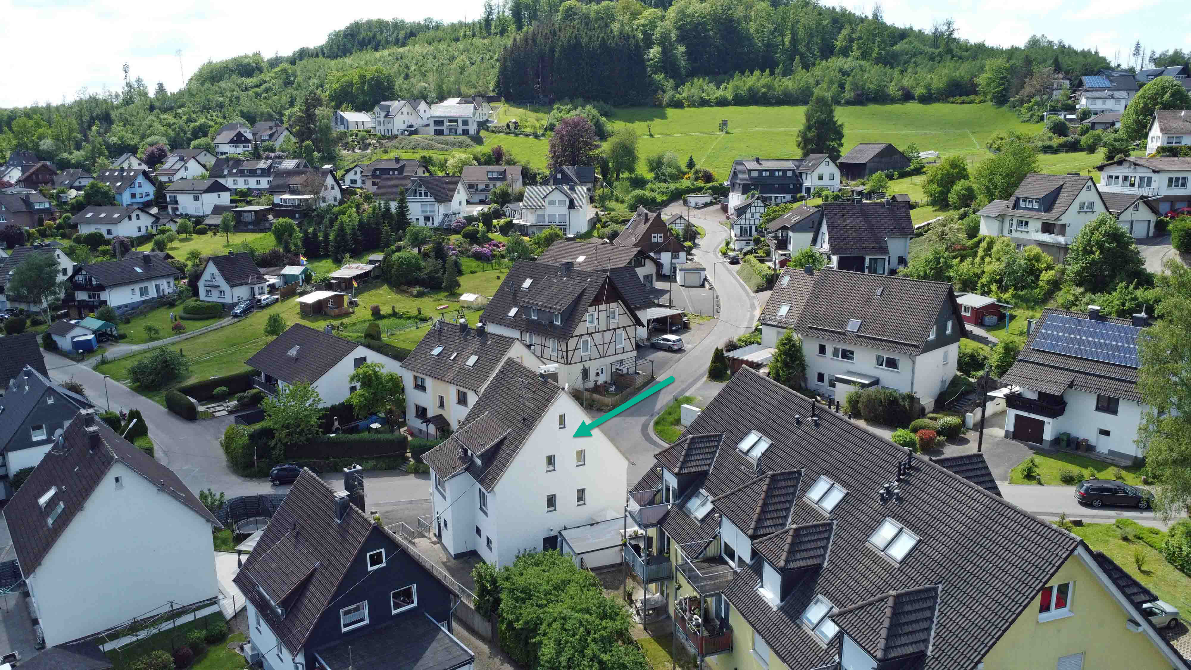 Bergneustadt-Wiedenest: 7 % Rendite - Wohnhaus mit 5 Appartements, zentral, aber ländlich in Wiedenest gelegen