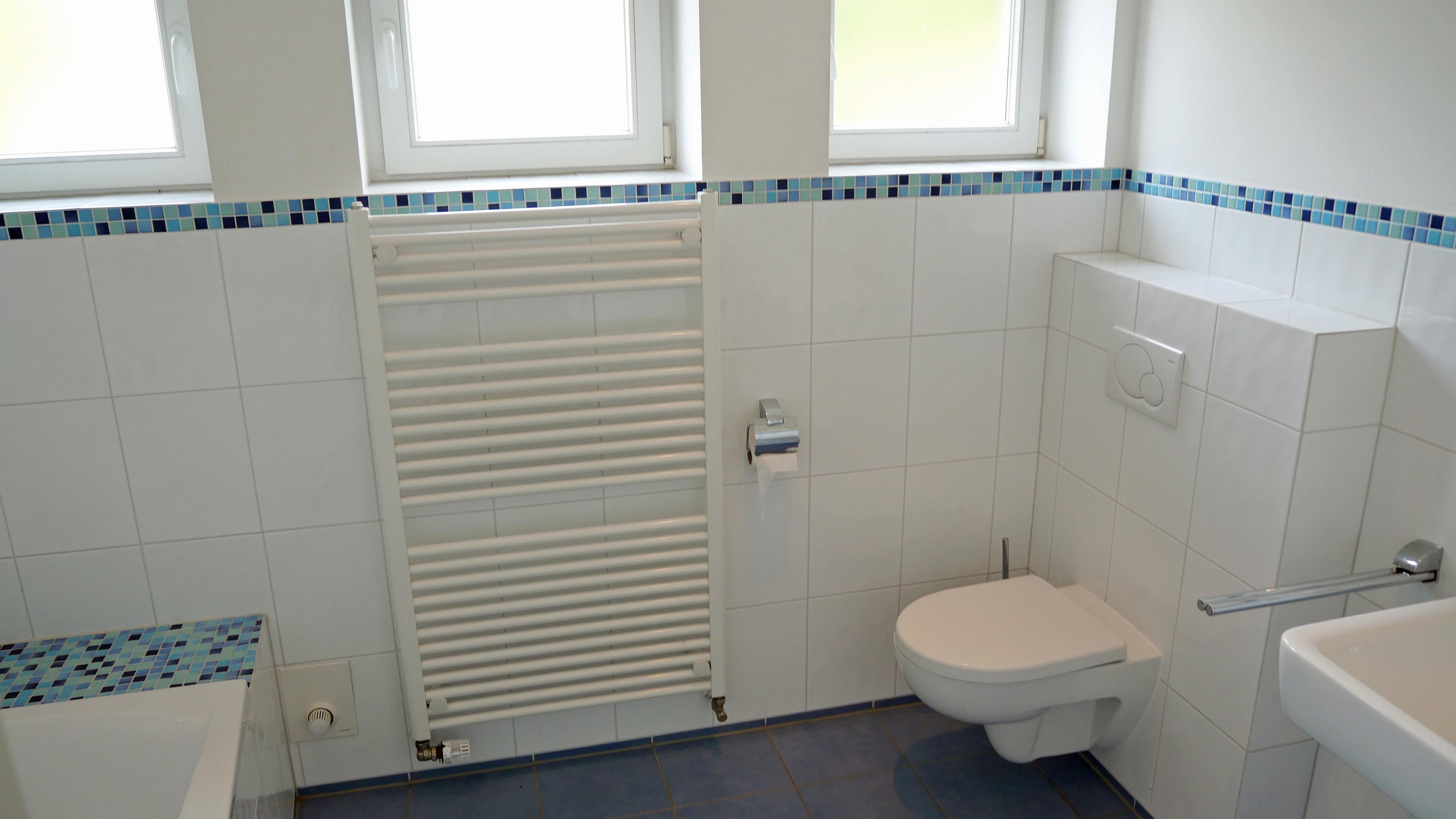 Morsbach-Holpe: Bungalow mit 241 m² Wohnfläche, 2 Bäder u. Gäste WC 2010 modernisiert