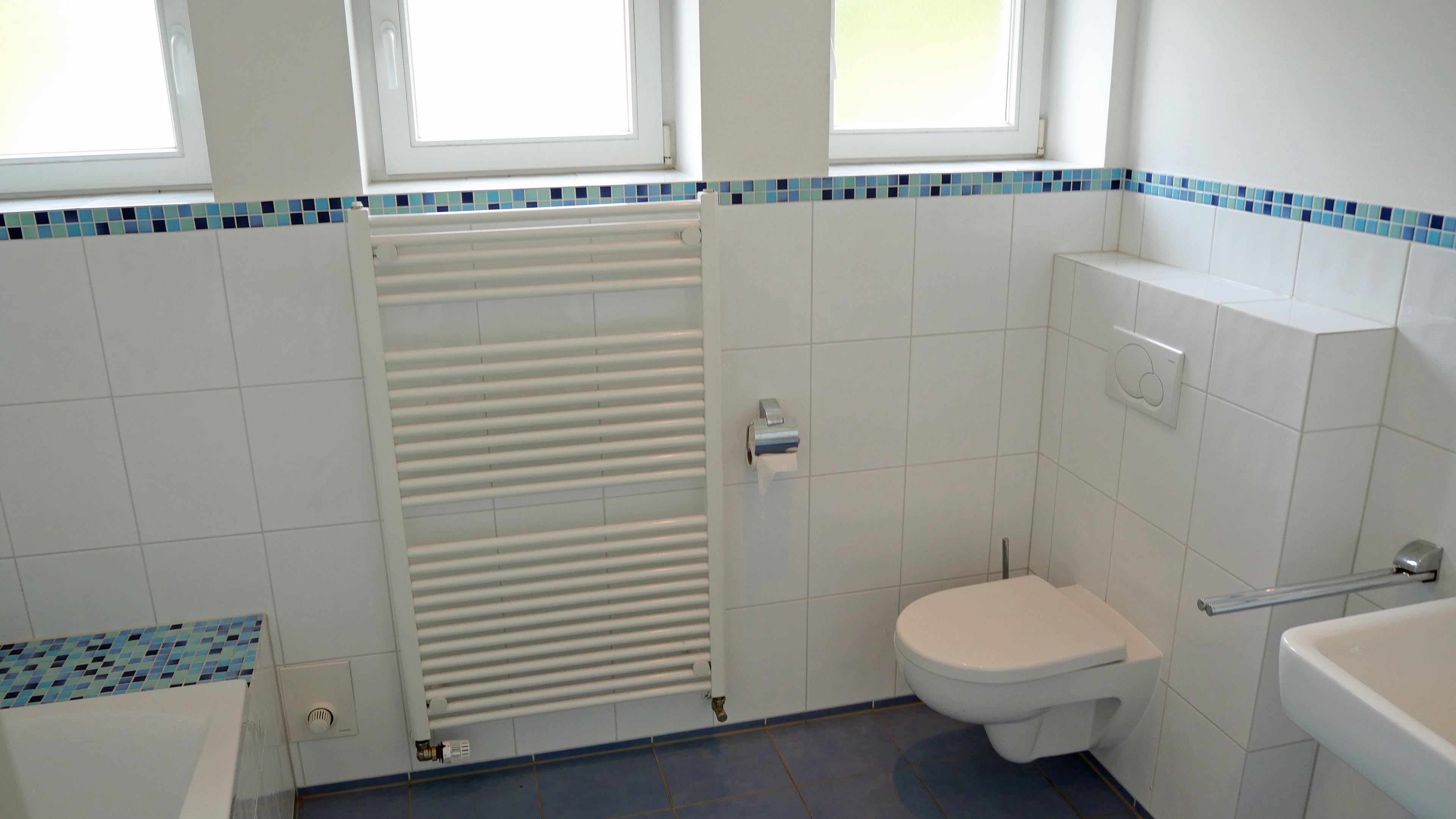 Morsbach-Holpe: Ruhige, ungestörte Ortsrandlage, 2 Bäder u. das Gäste WC wurden 2010 modernisiert