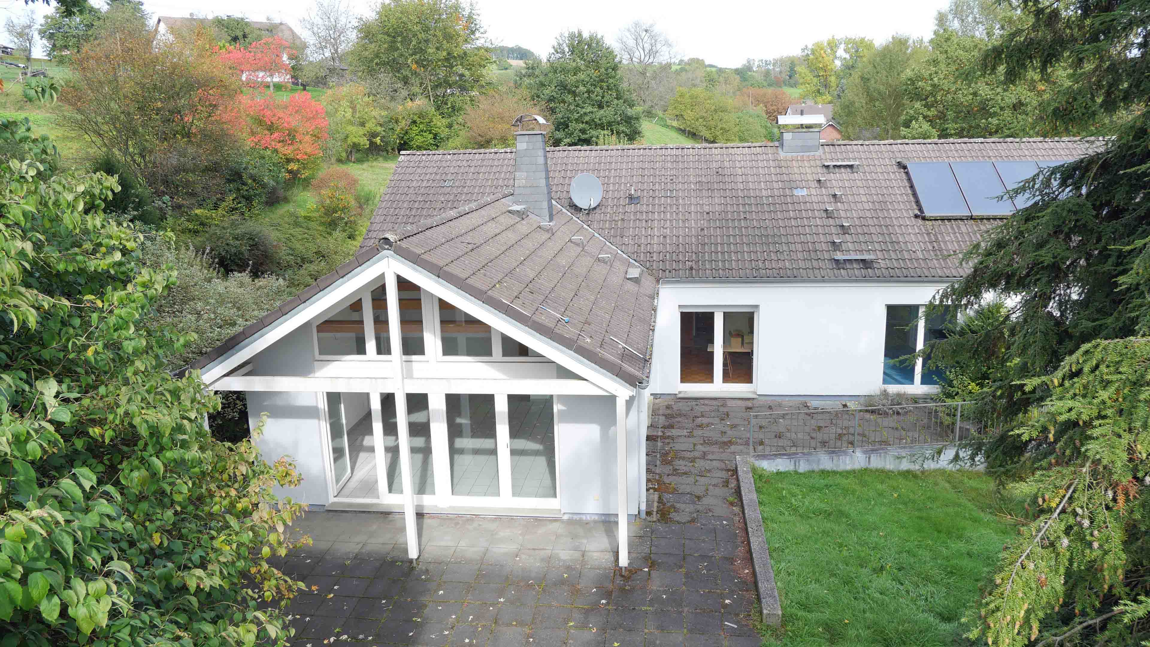 Morsbach-Holpe: Ruhige, ungestörte Ortsrandlage, Rück-/Südseite mit Terrasse und Solaranlage