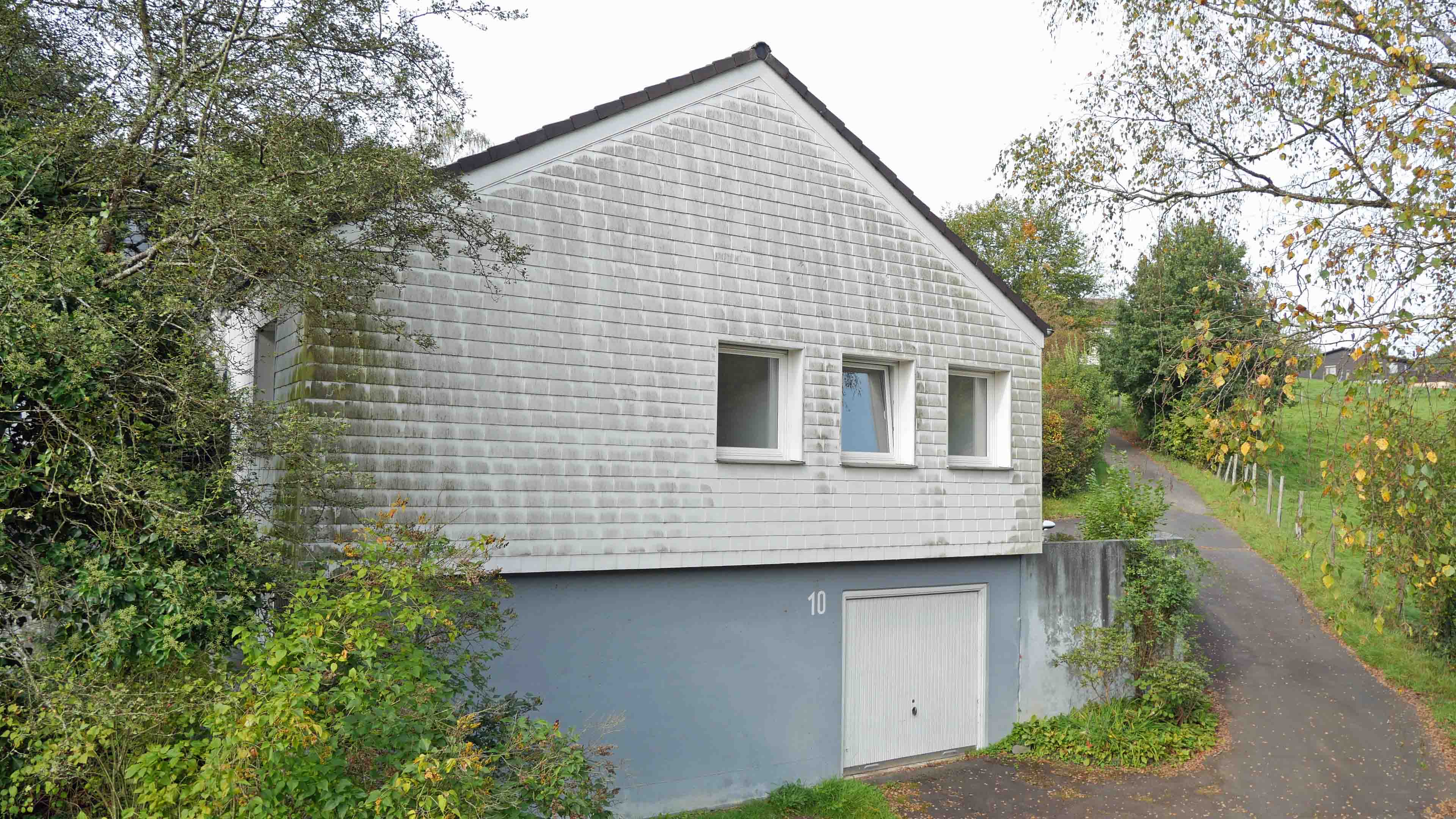 Morsbach-Holpe: Ruhige, ungestörte Ortsrandlage,  eigene, kleine Garagen-/ Hauszufahrt zum...  