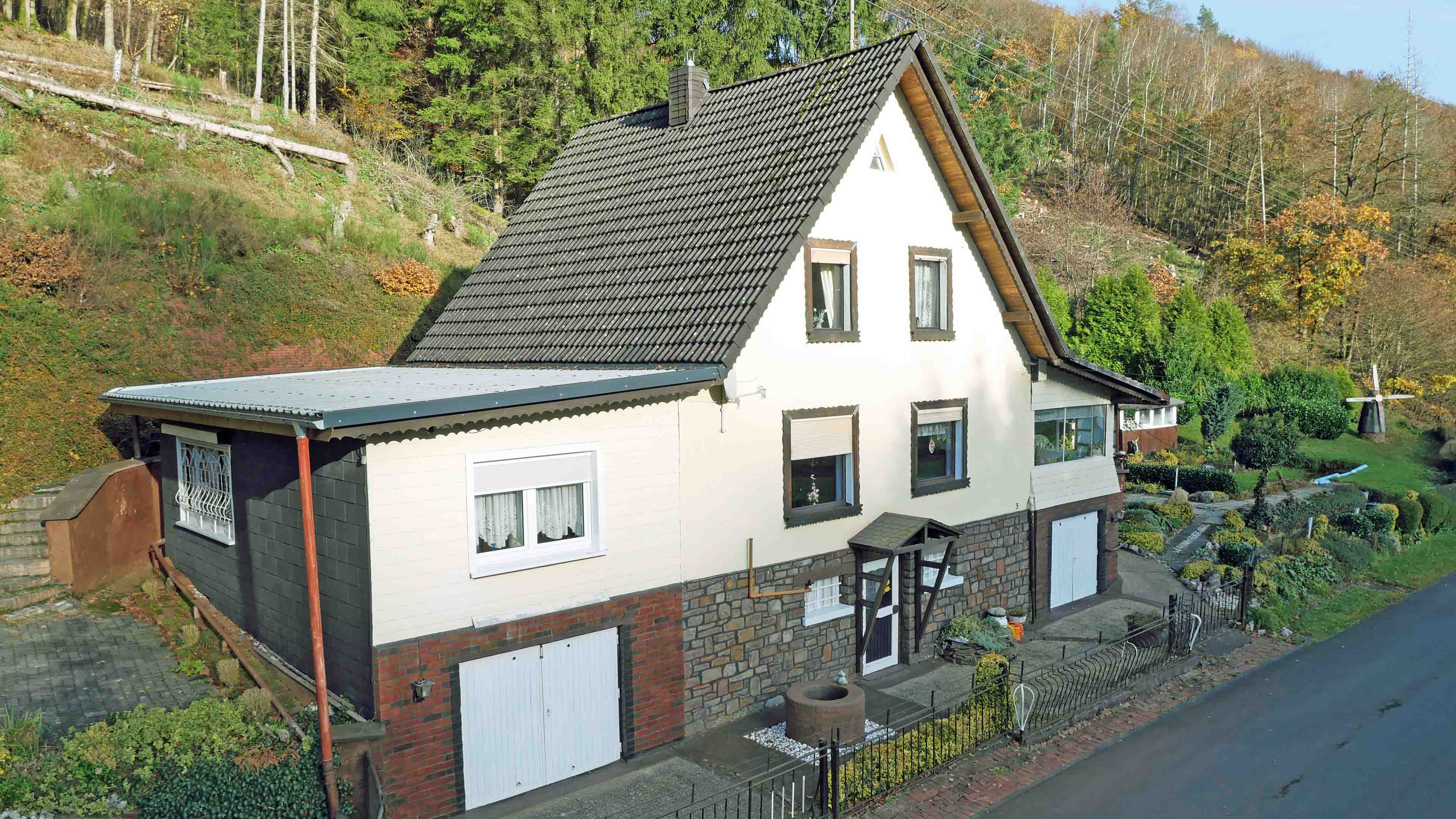 Morsbach-Niederzielenbach: Alleinlage mit angrenzendem Eichenwald, Wiese und Bachlauf, Ansicht links: Wohnhaus mit 155 m² Wohnfläche und Vollkeller