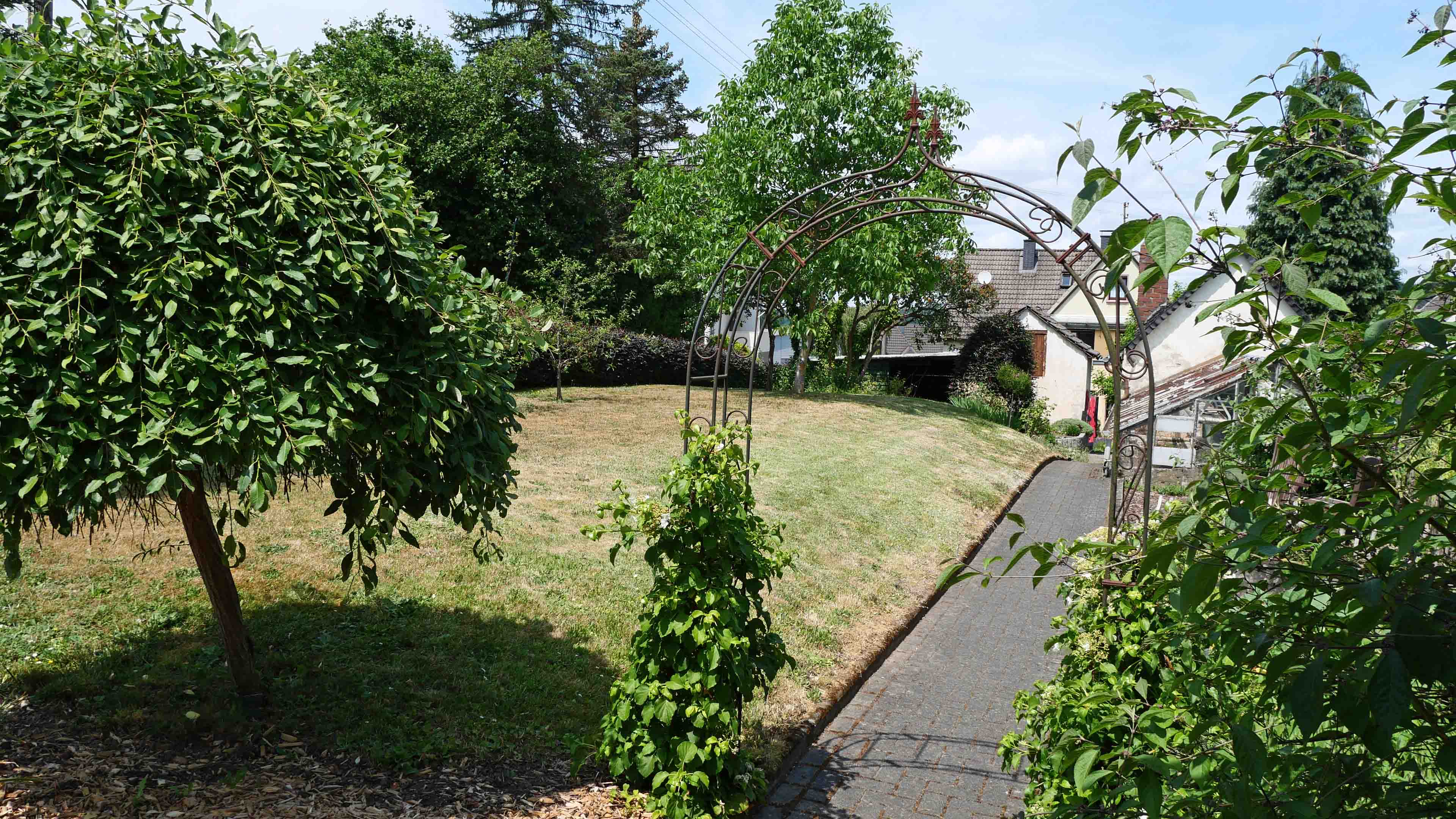 Wissen: Bungalow-Baugrundstück mit Doppelgarage, ehemaliger Garten einer kleinen Gärtnerei