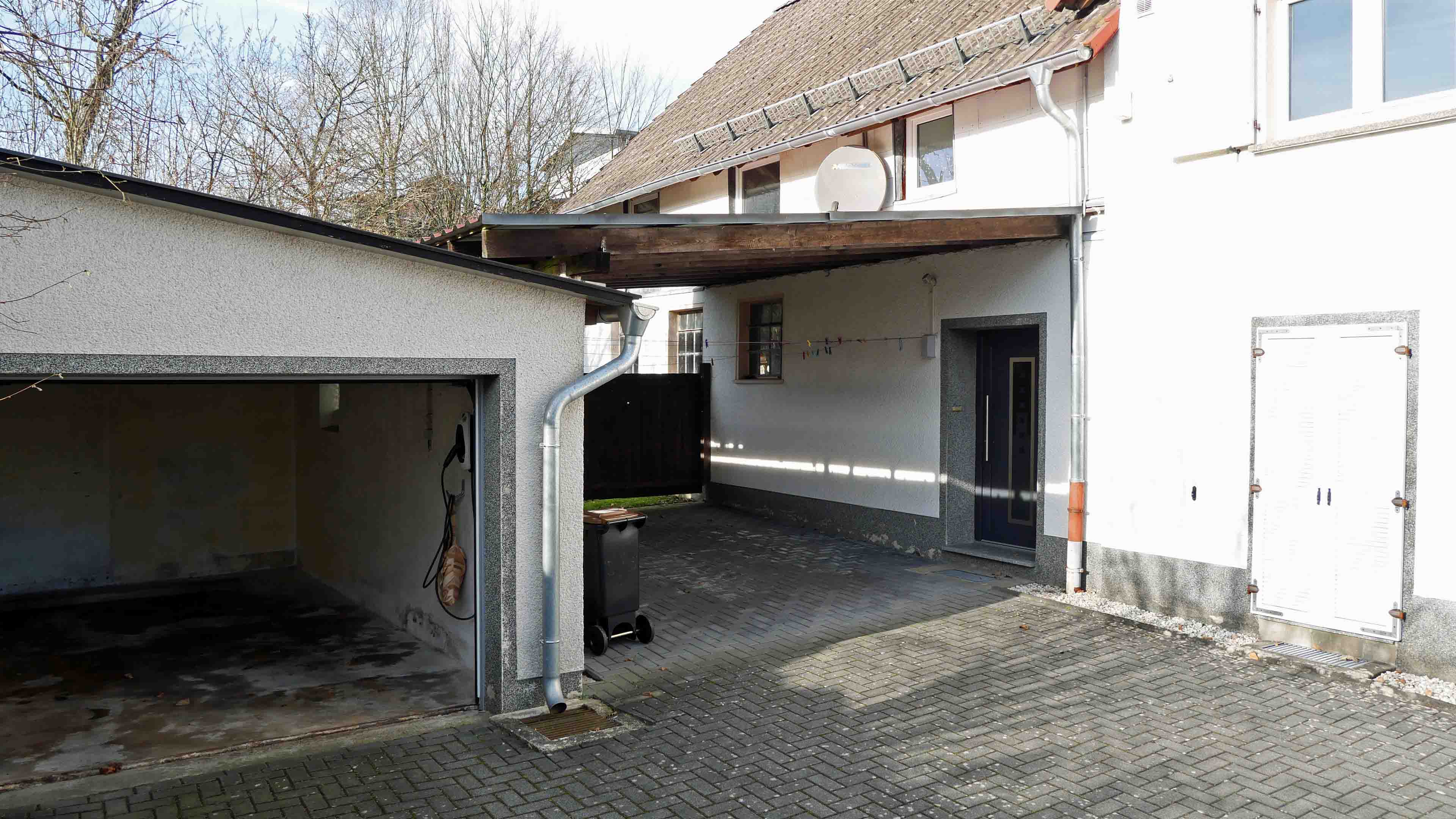 Morsbach-Ortseifen: Bauernhaus mit ELW, 2 Garagen, 2 Carports, Stall und 1,1 ha Weide, ELW 60 m² mit eigener Garage / Carport und...