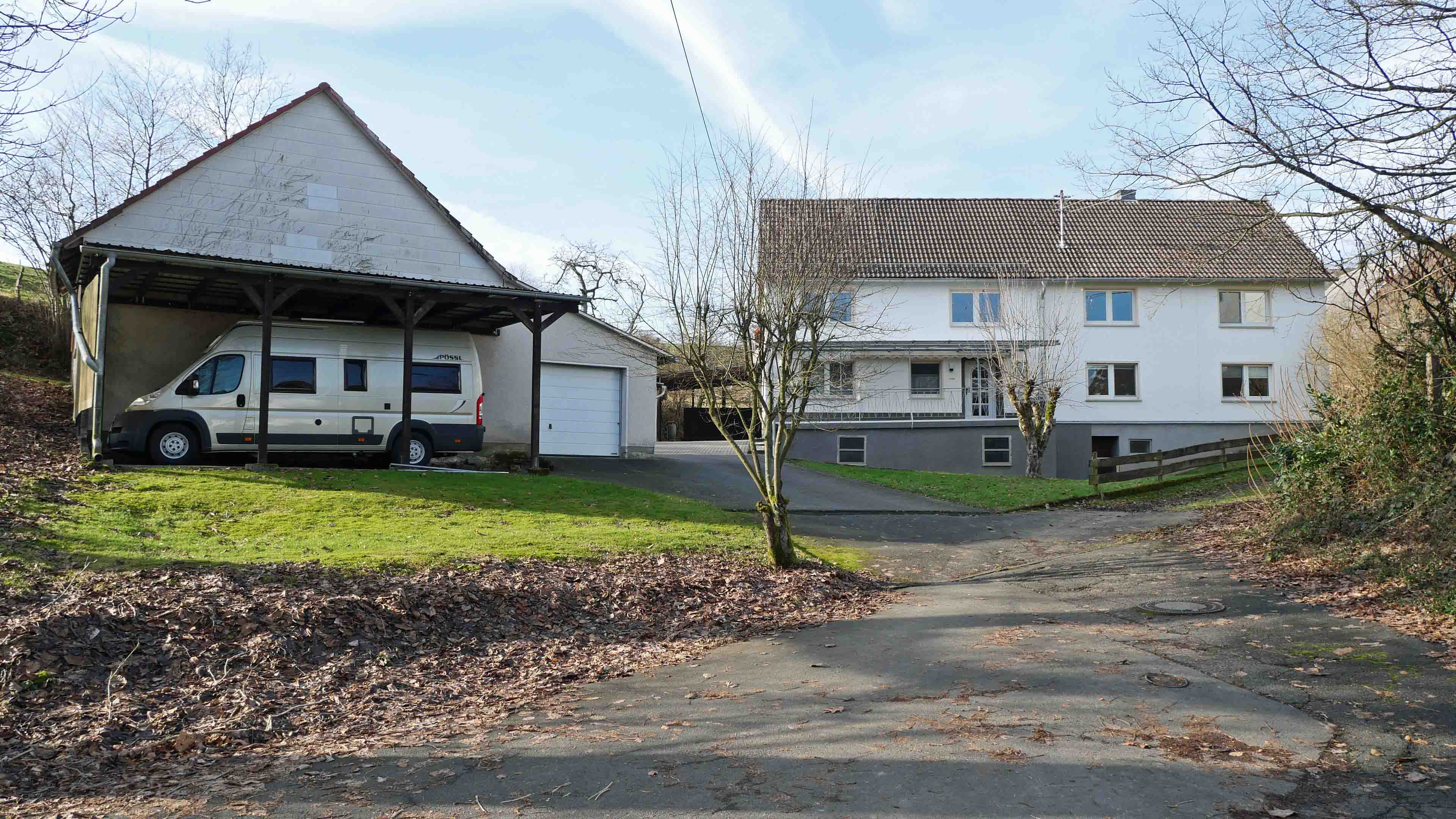 Morsbach-Ortseifen: Bauernhaus mit ELW, 2 Garagen, 2 Carports, Stall und 1,1 ha Weide, Frontansicht mit Zufahrt 