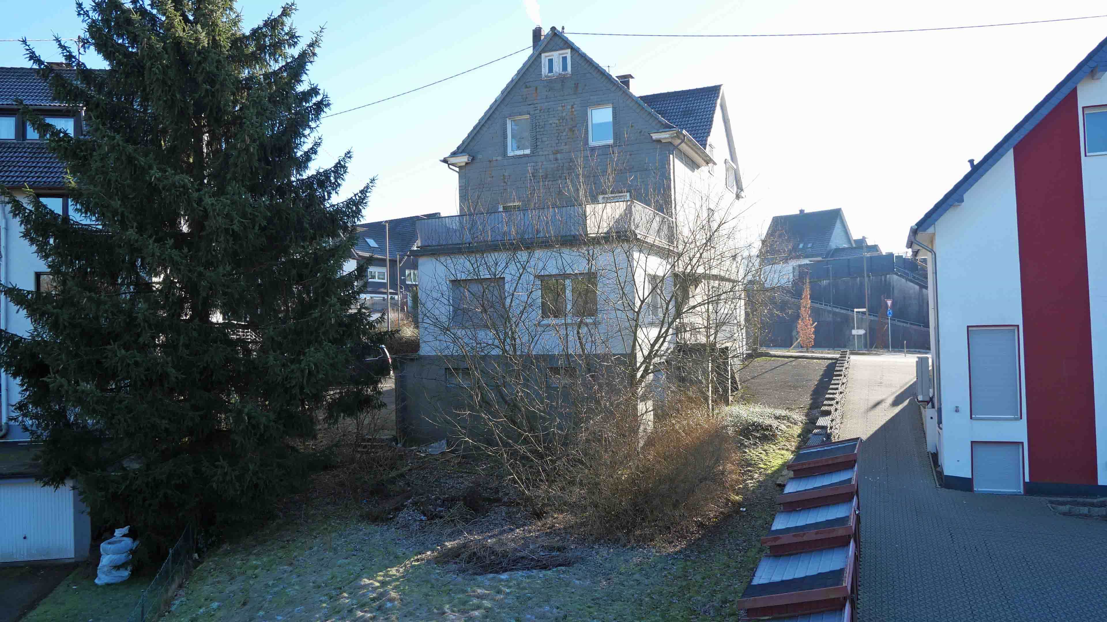 Gummersbach: Präsent am Stadtkern gelegen, Hausrückseite mit Rasenfläche / Grundstück: 715 m²
