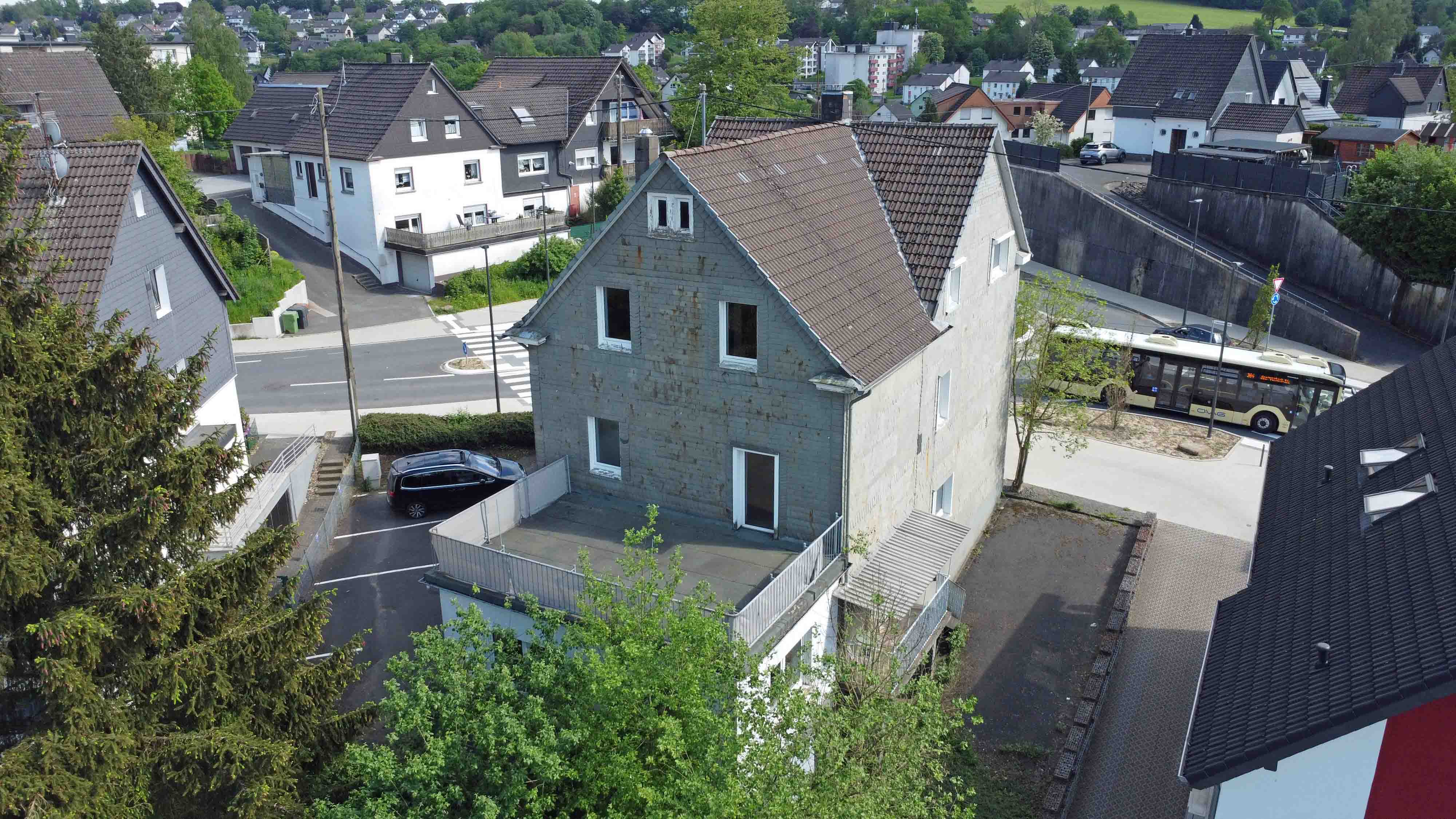Gummersbach: Präsent am Stadtkern gelegen, Parkplätze links und rechts vom Haus