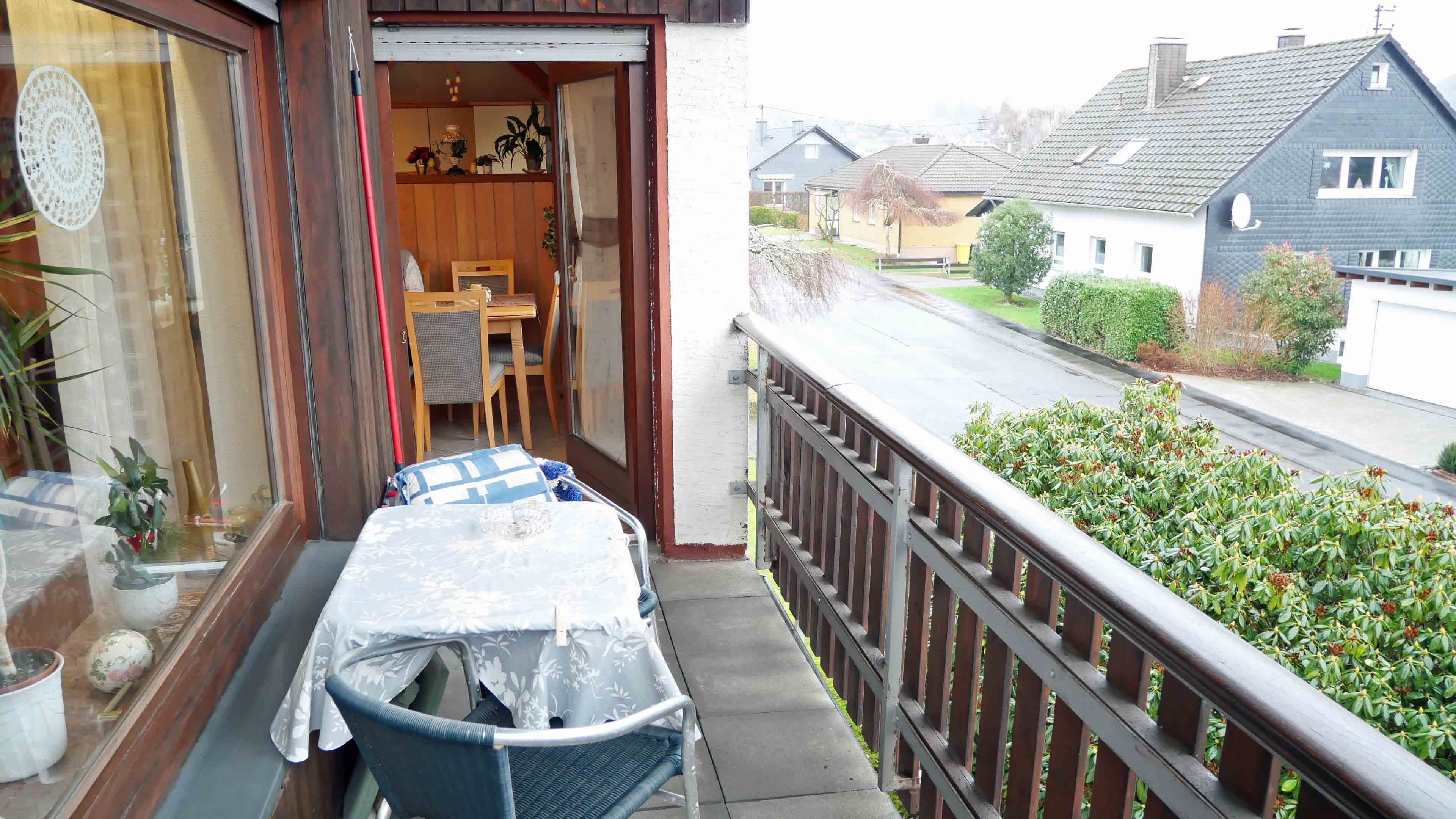 Freudenberg-Büschergrund: EFH mit Terrasse, Garten und Garage, ...auch auf dem Balkon hinter dem Fenster