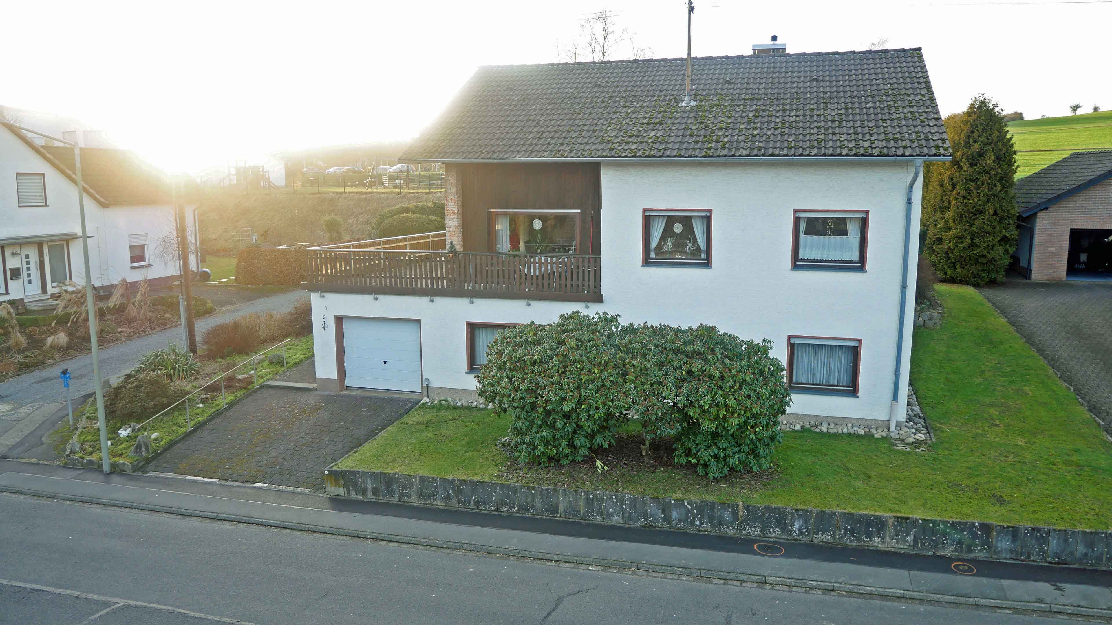 Freudenberg-Büschergrund: EFH mit Terrasse, Garten und Garage, 655 m² Grundstück. Frontseite mit Garagenzufahrt