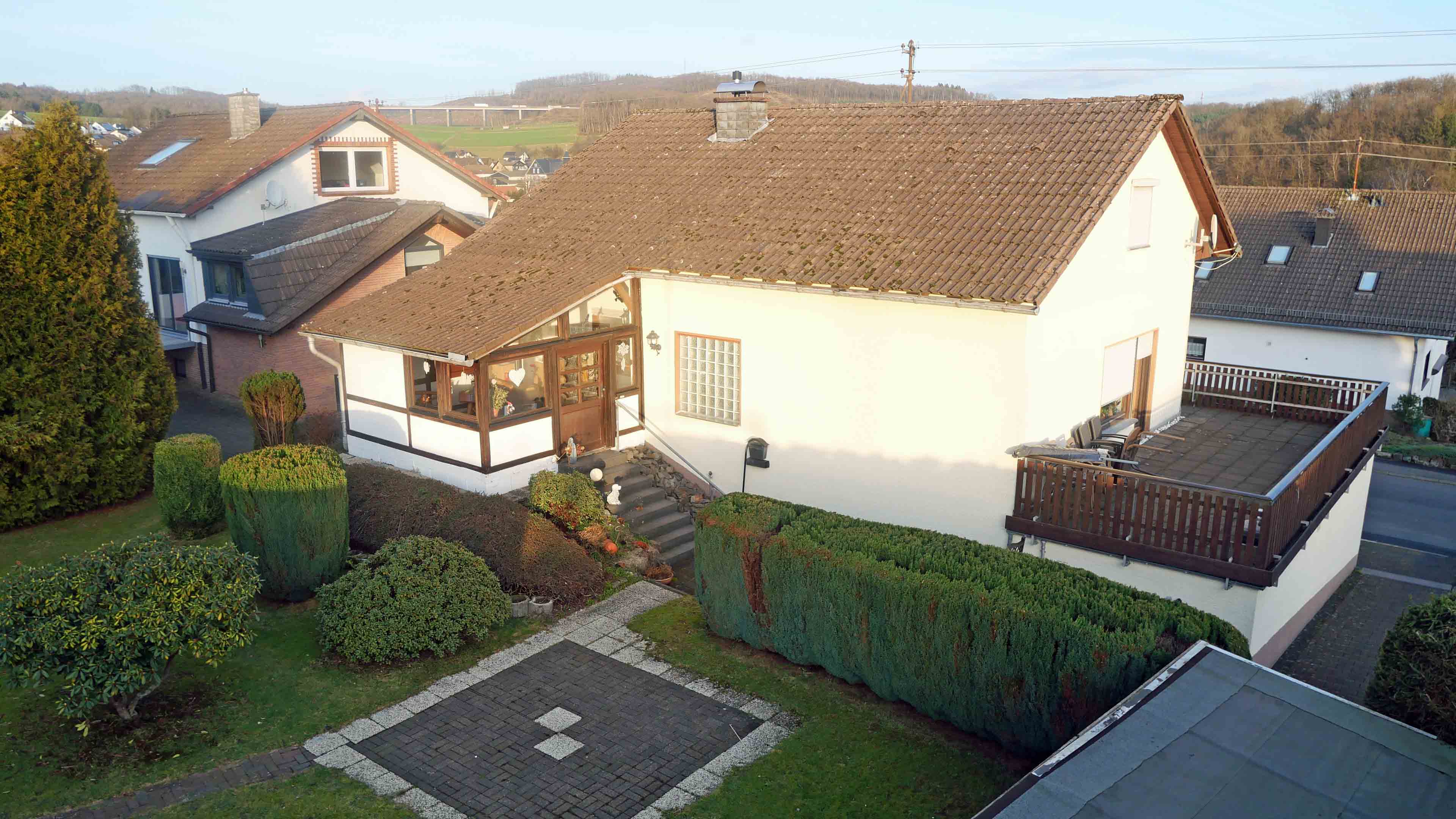 Freudenberg-Büschergrund: EFH mit Terrasse, Garten und Garage, Rückseite mit Hauseingang, Garten und Terrasse