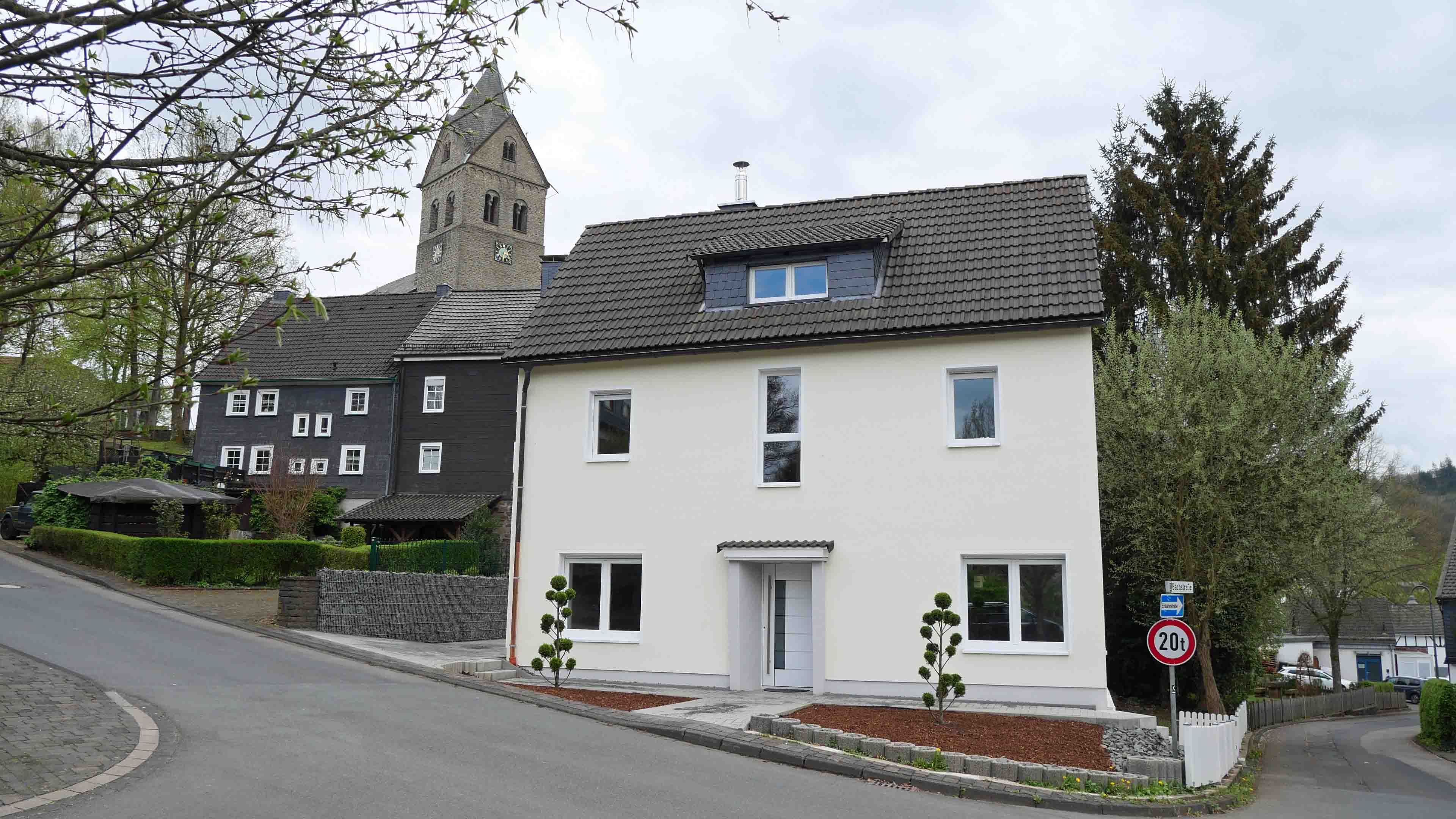 Morsbach: Komplett saniertes Wohnhaus im Zentrum, 296 m² großes Eckgrundstück