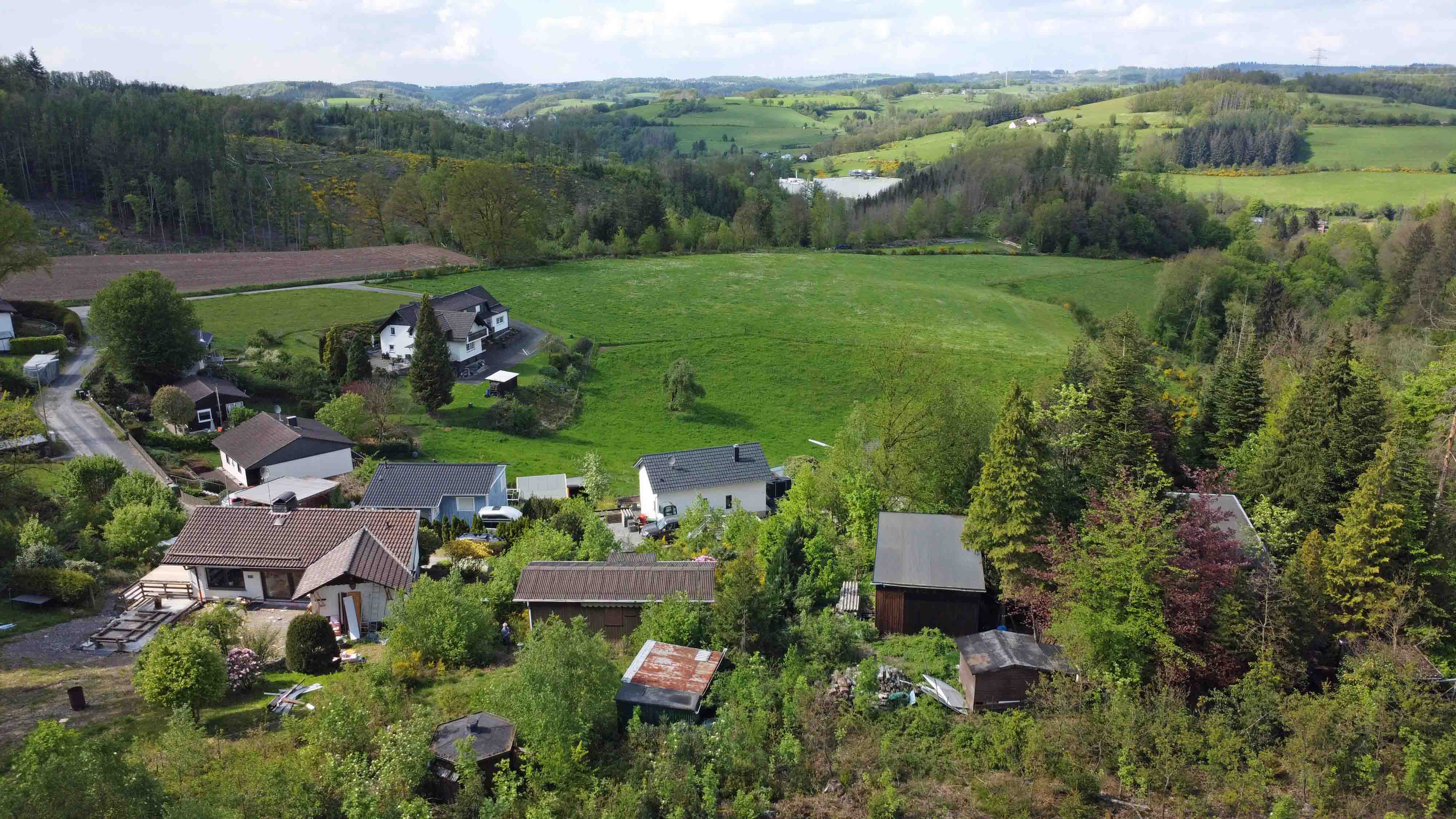 Morsbach-Amberg: Kleines Refugium in der Natur mit herrlichem Fernblick für nur 59.000 €! , die meisten Häuser werden als Dauerwohnsitz genutzt
