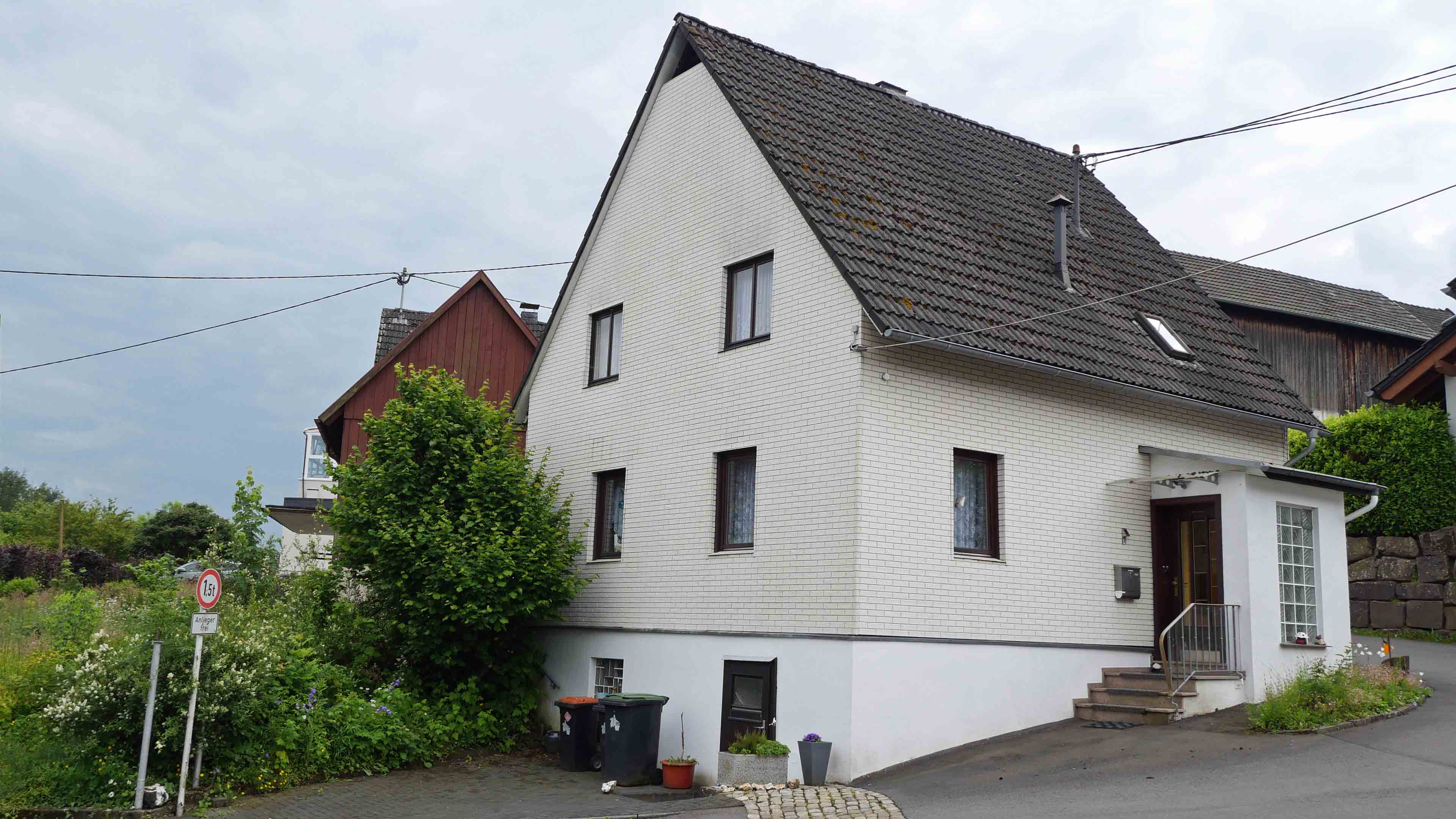 331 2-376 - Morsbach-Rhein: Wohnhaus mit Scheune für nur 120.000 €
