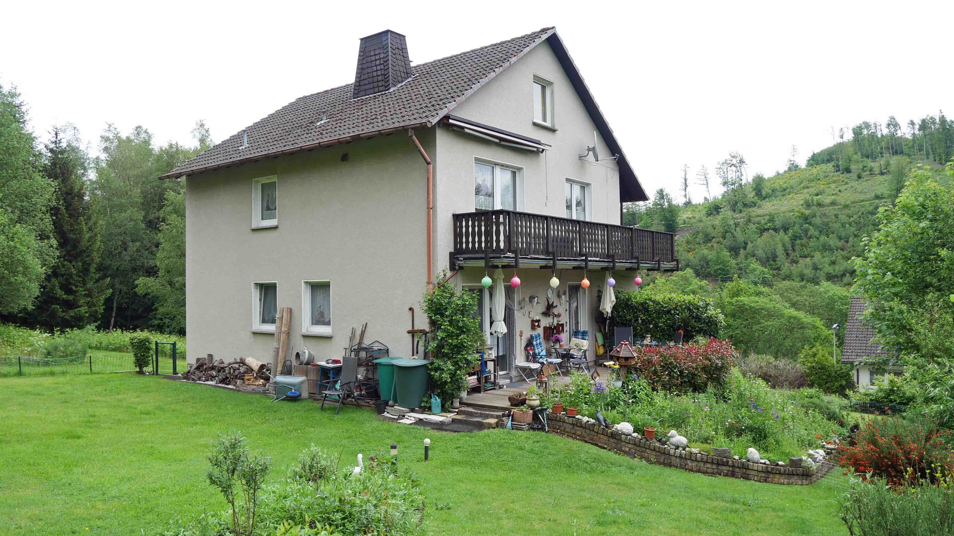 Morsbach-Volperhausen: Einmalig schön in der Natur gelegen, Gartenseite mit...