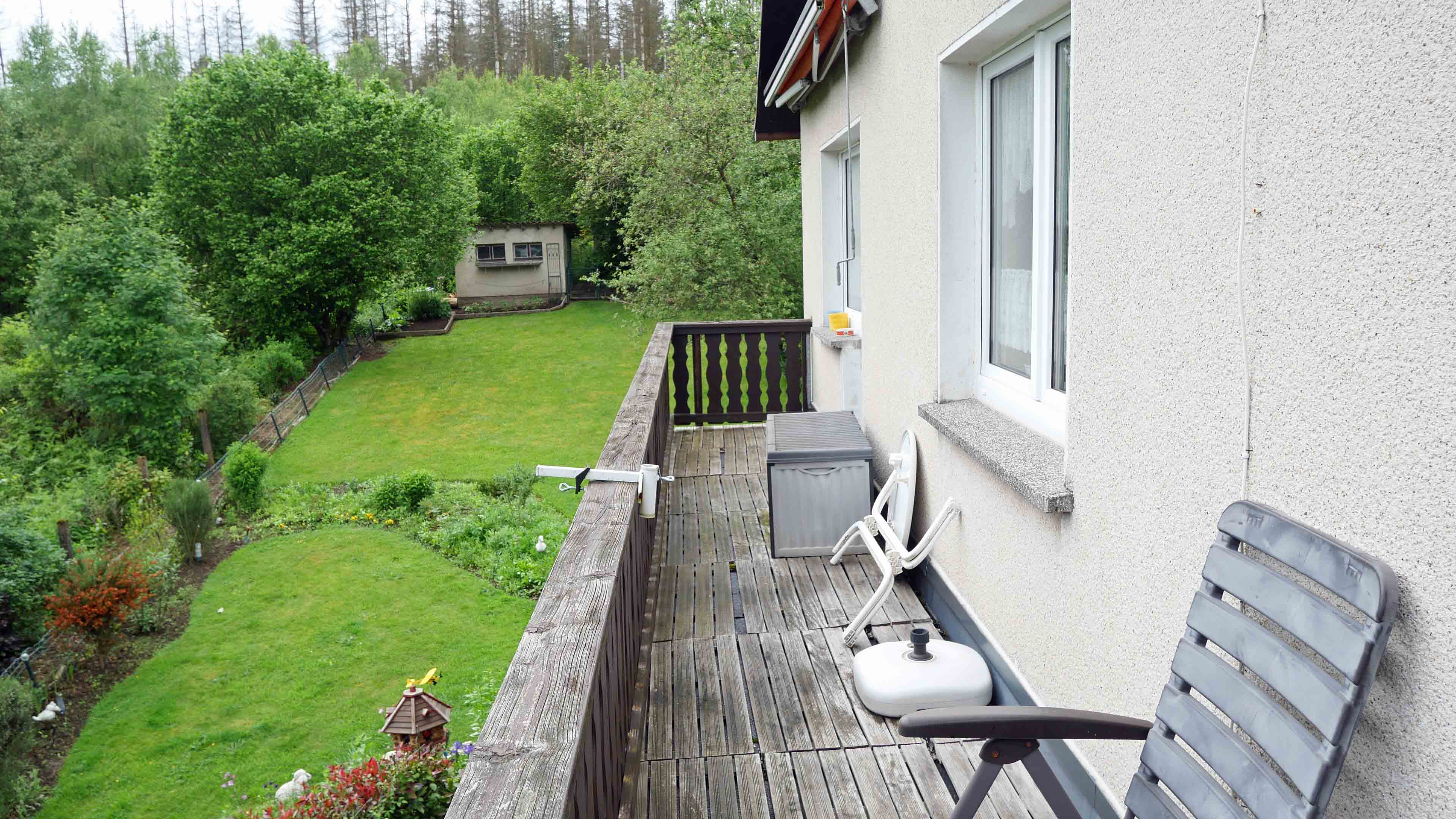 Morsbach-Volperhausen: Einmalig schön in der Natur gelegen, Blick vom Balkon zum Garten